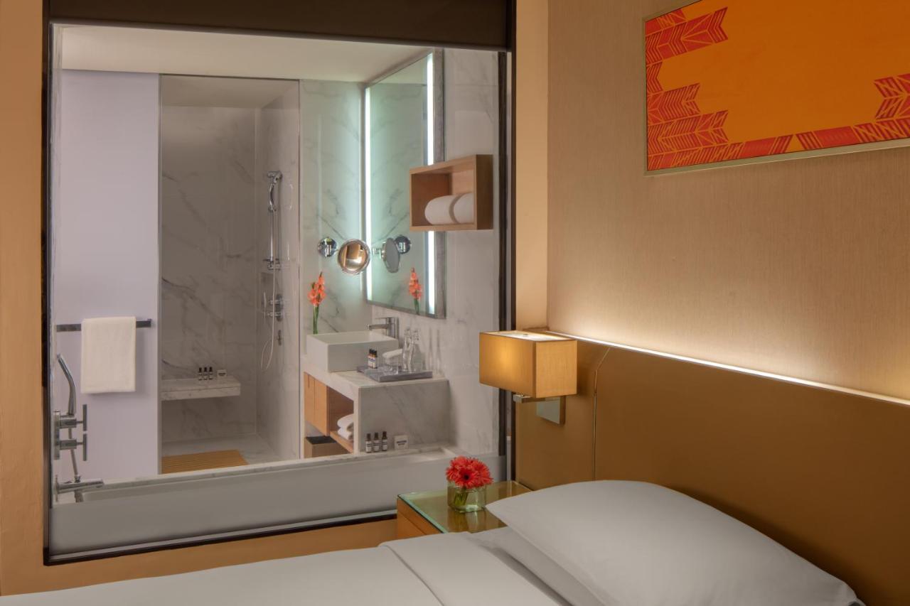 King Room Bathtub & Disc on F&B