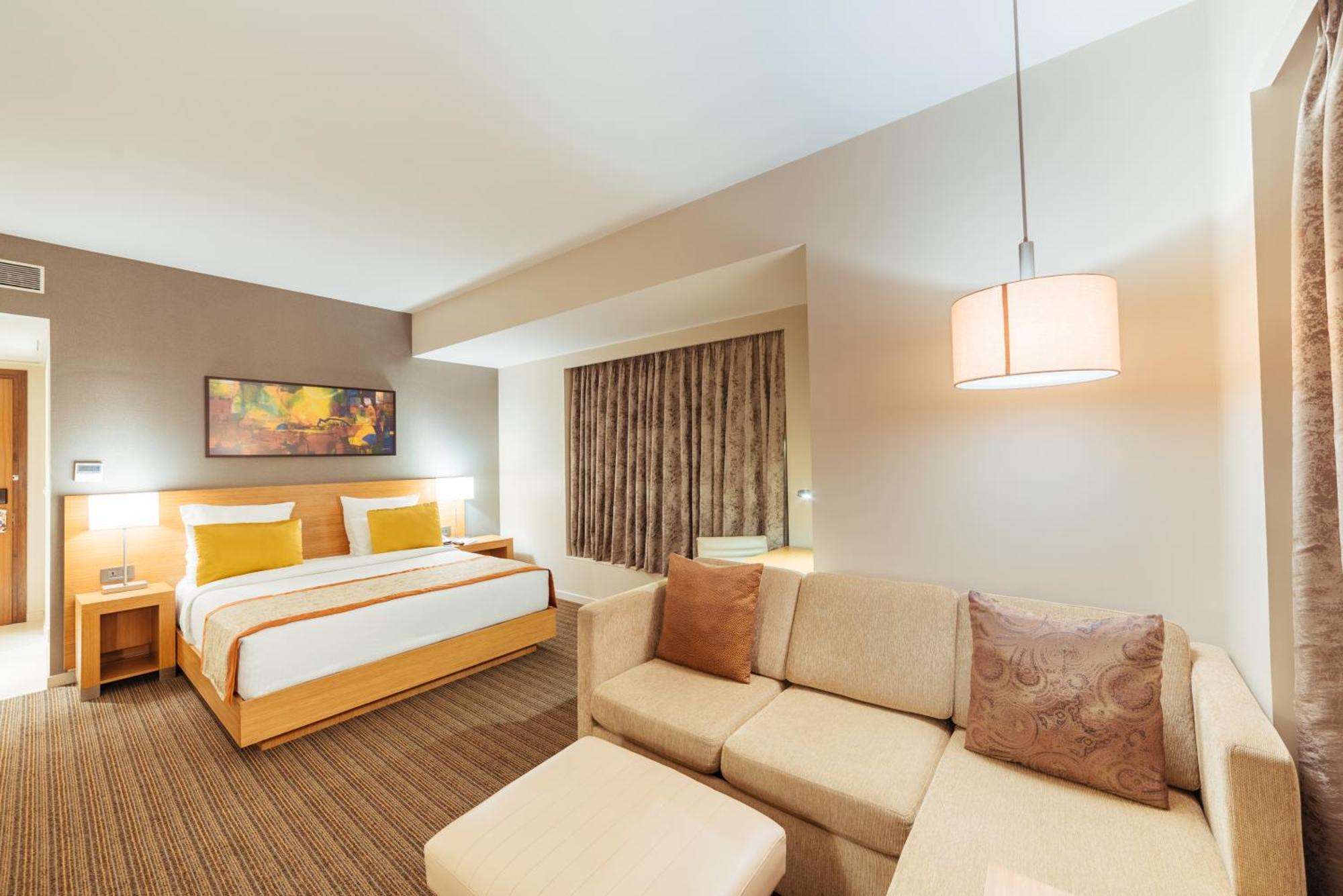 Junior Suite | Unlimited imported liquor at the Premium Lounge (6–8 pm), tea/coffee (10 am–10 pm), one-way airport transfer and 20% off on F&B, Laundry, Spa and Transport