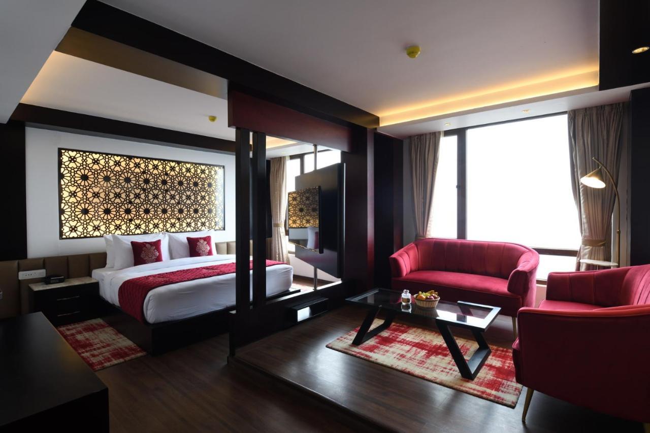 Deluxe King Suite with Valley View,1304355370:JPEG