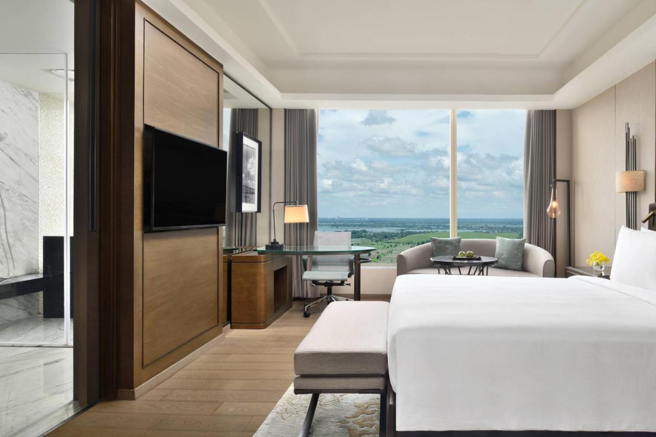 Executive King room Lounge Access & One way Airport Transfer
