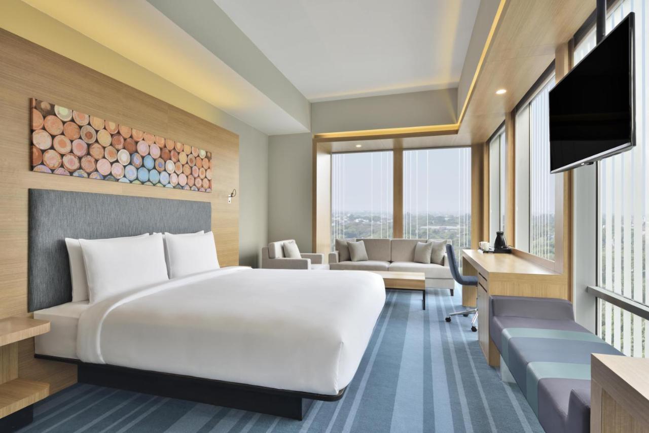 1 King Bed, City View, Studio:  20% discount on F&B and SPA