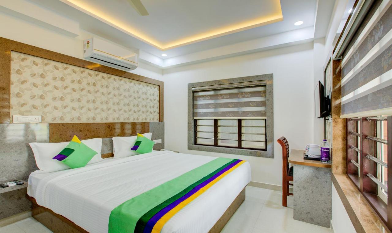 Superior Room Living Area & Balcony,1469720930:JPEG
