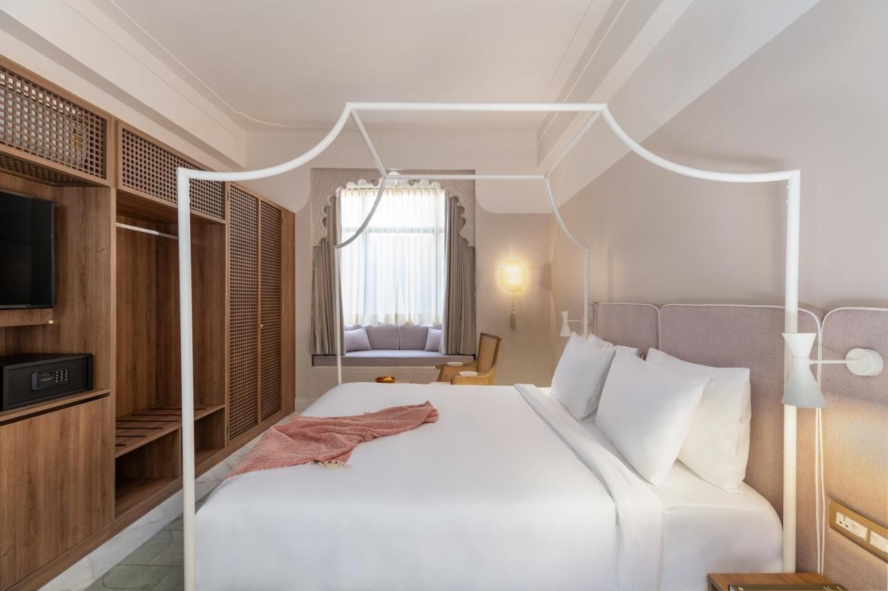 Queen Room on Food & Soft Beverage Early checkin Late Checkout upto 2hrs Subject to Availability 2 pints of Beer till 30th Sep