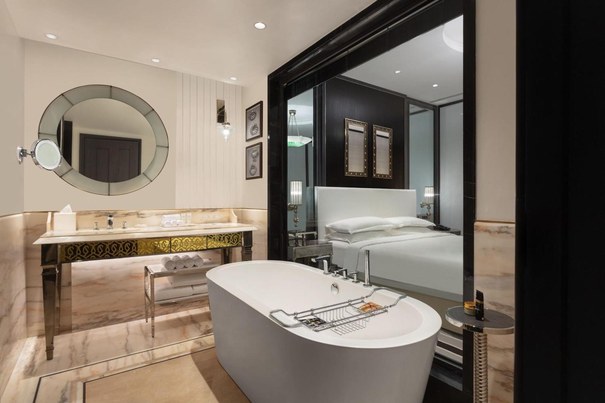 One-Bedroom Deluxe Suite City View Club Level