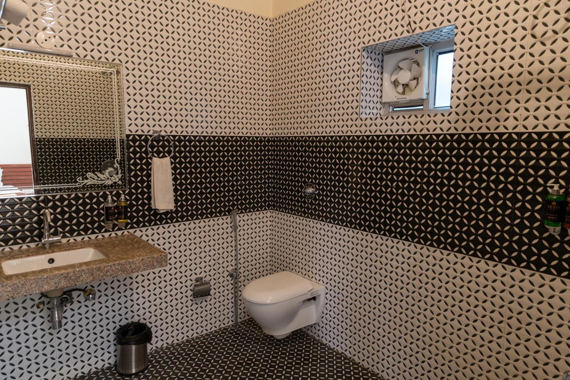 Deluxe Room: Free welcome drink,  Free parking/ Free valet parking, Free room upgrade (subject to availability), Early check-in (subject to availability), Late check-out (subject to availability), 20% off food and beverage