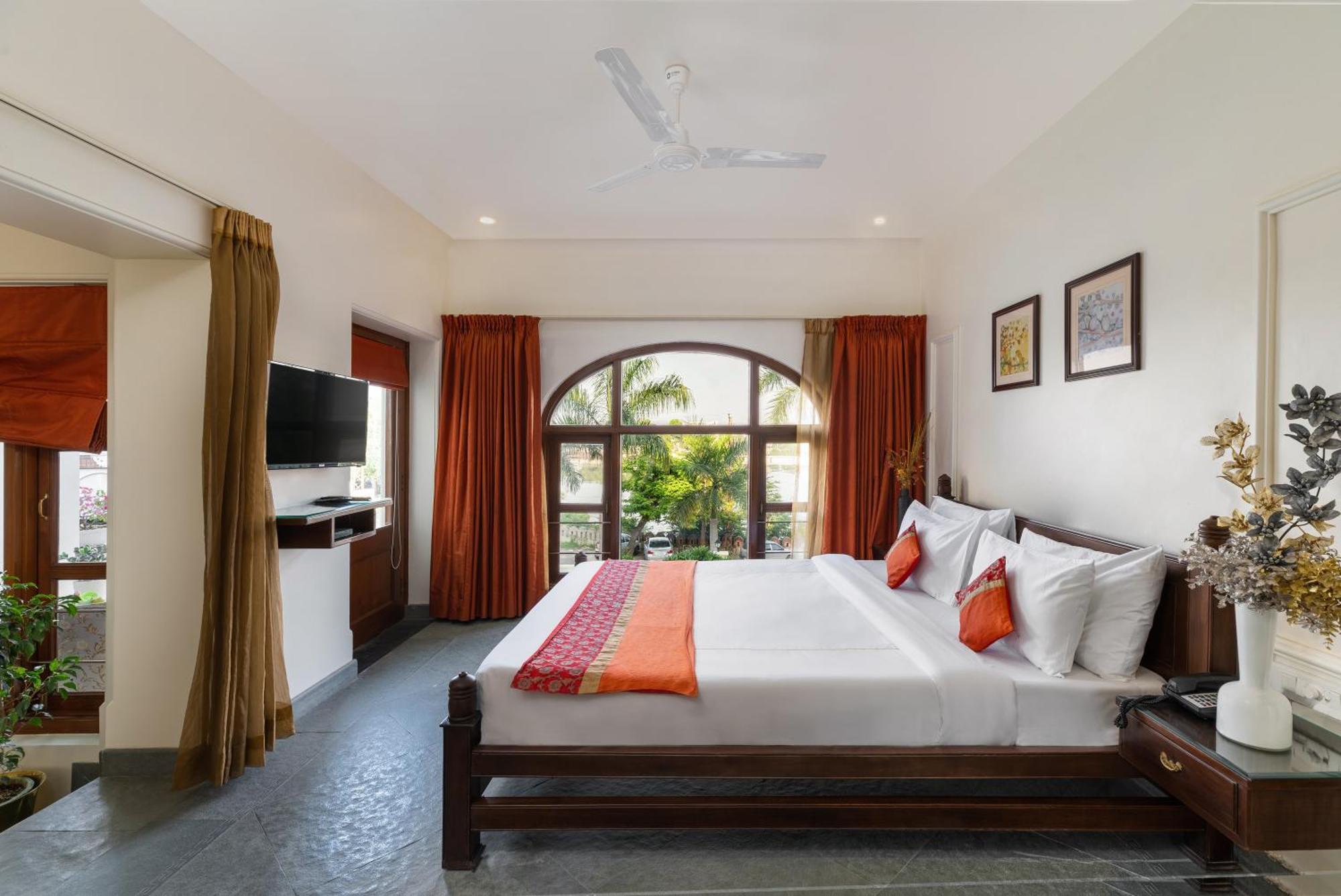 Heritage Lake View Junior Suite shared Balcony
