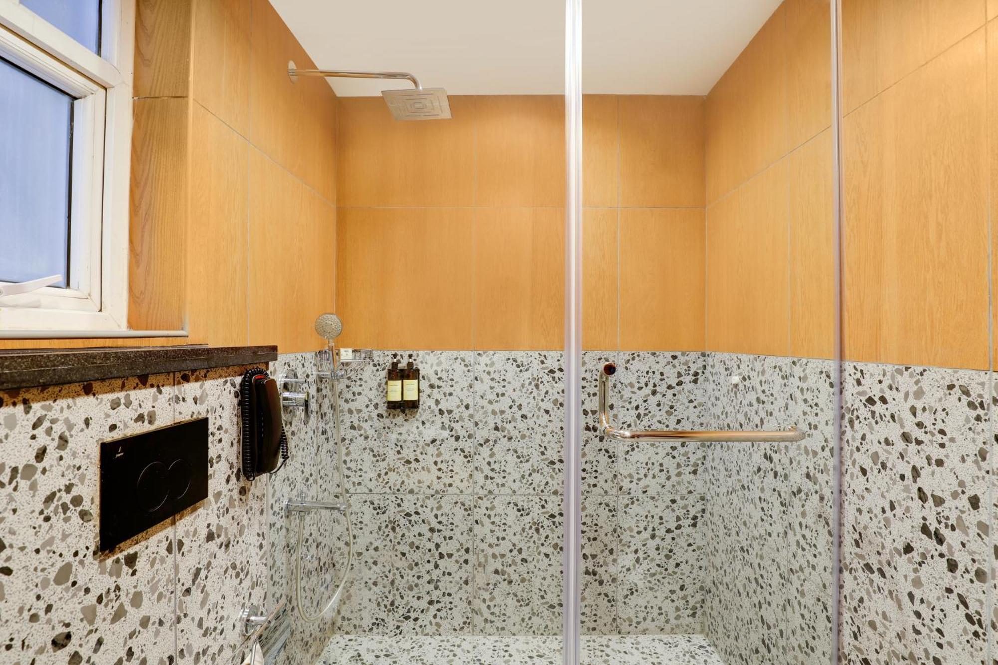 Executive Suite (Enjoy complimentary 1 Soft Beverages, 20% off on session of Spa ,20% Off on Laundry service for upto 2 clothing item(s))