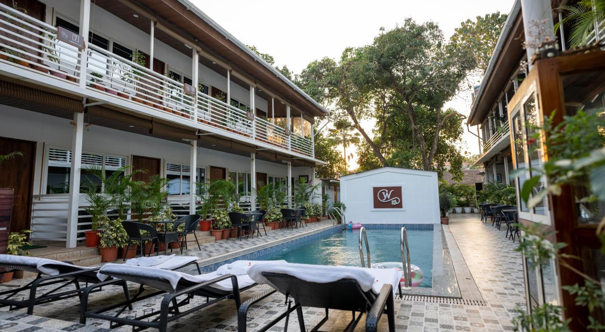 Deluxe Room Pool View