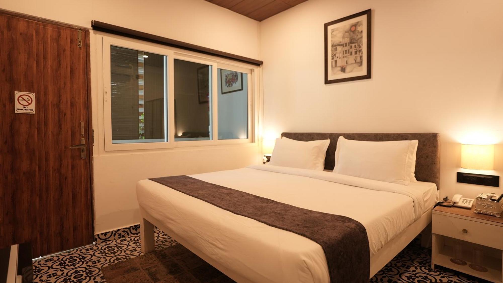 Deluxe Room Pool View