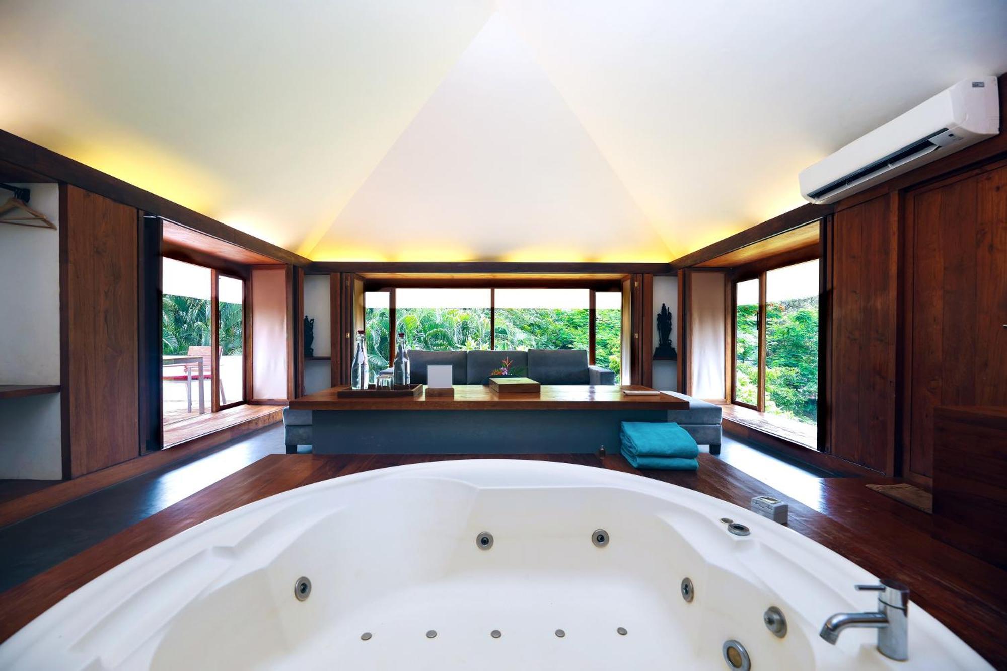A/c Luxury suite with Jacuzzi,1584488145:JPEG