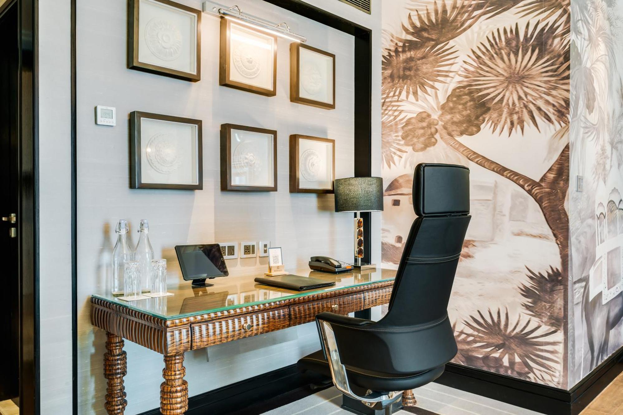 One-Bedroom Deluxe Suite with City View - Club Level