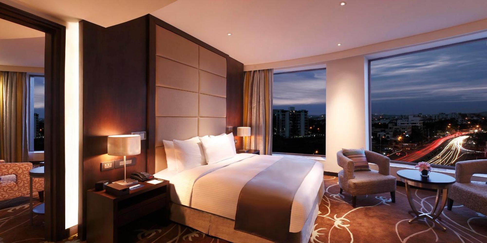 Habitación con cama extragrande y vistas a la ciudad