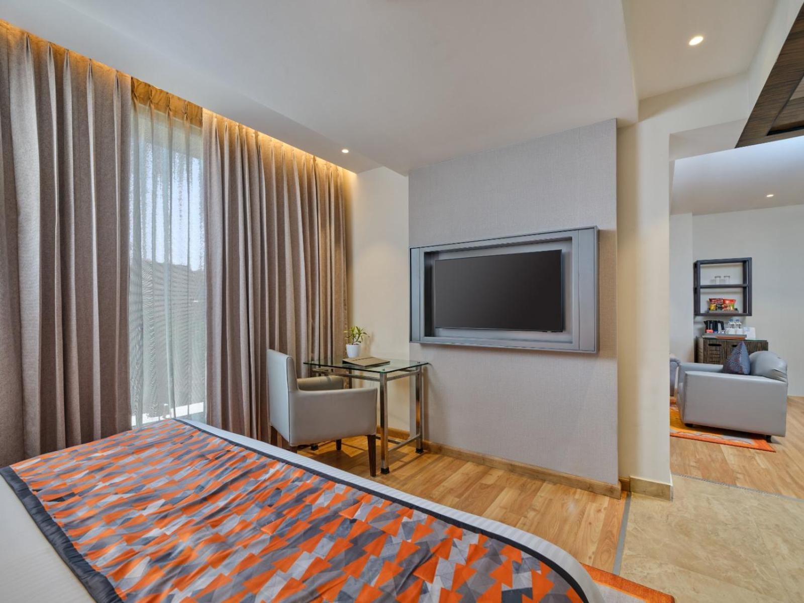 Executive Suite,1565163568:JPEG