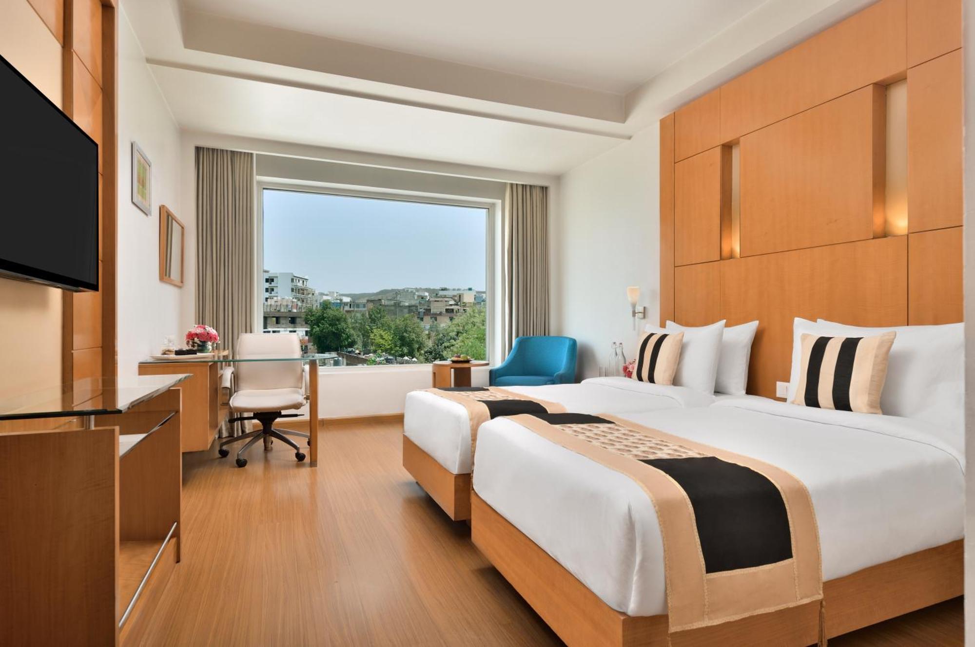 Club Twin Non-Smoking Room: Complimentary 4 pcs laundry/night (T&C apply), complimentary minibar/ night, Buy One Get One at Fire Ball Bar(11AM - 8PM) on House Brand, 20% off on F&Soft Beverages, Early Checkin by 2 hrs (Subject to AV),1586121962:JPEG