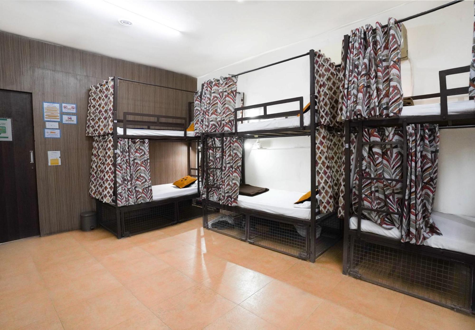 Single Bed 12 Bed Mixed Dormitory Room