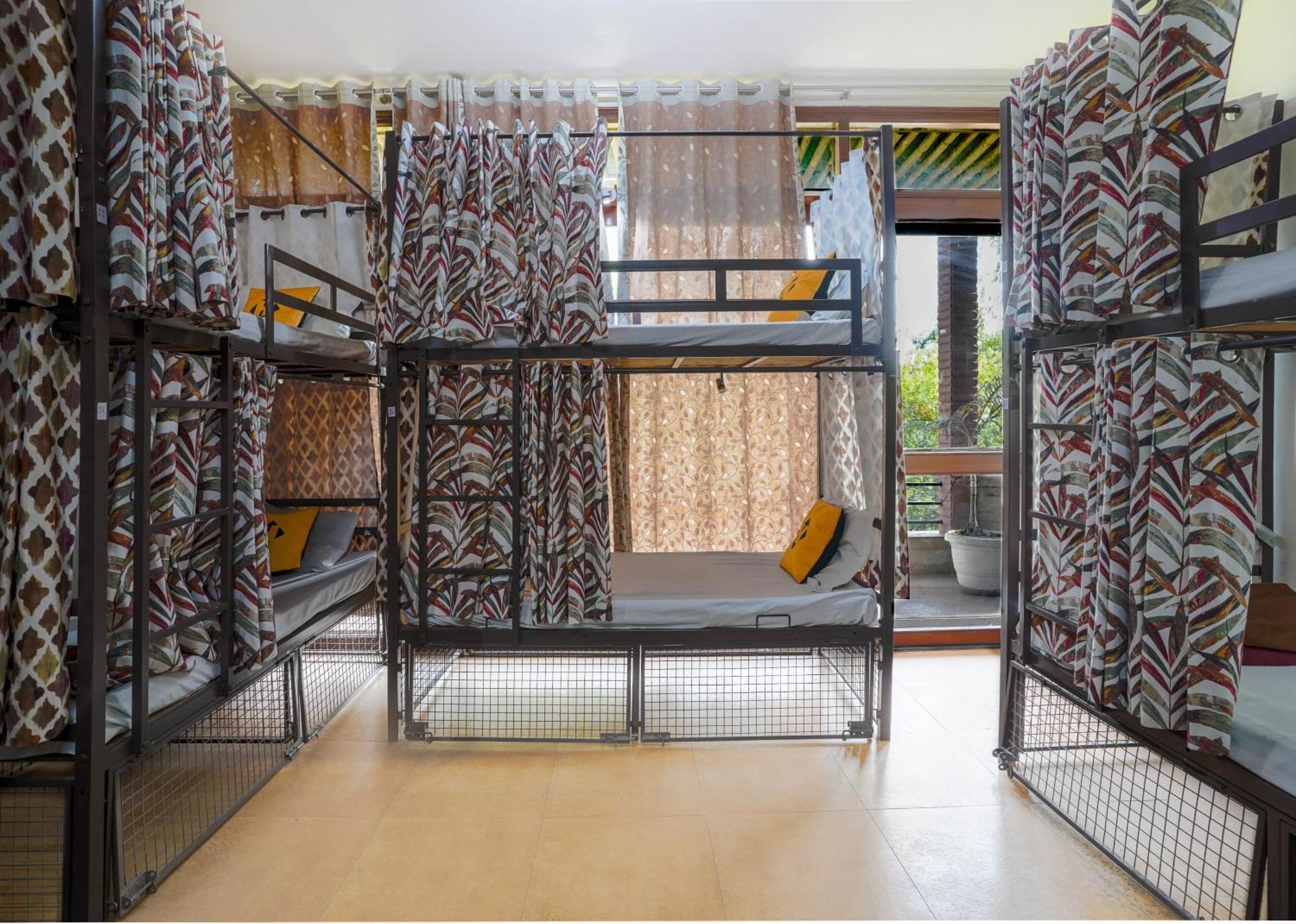 Single Bed 12 Bed Mixed Dormitory Room