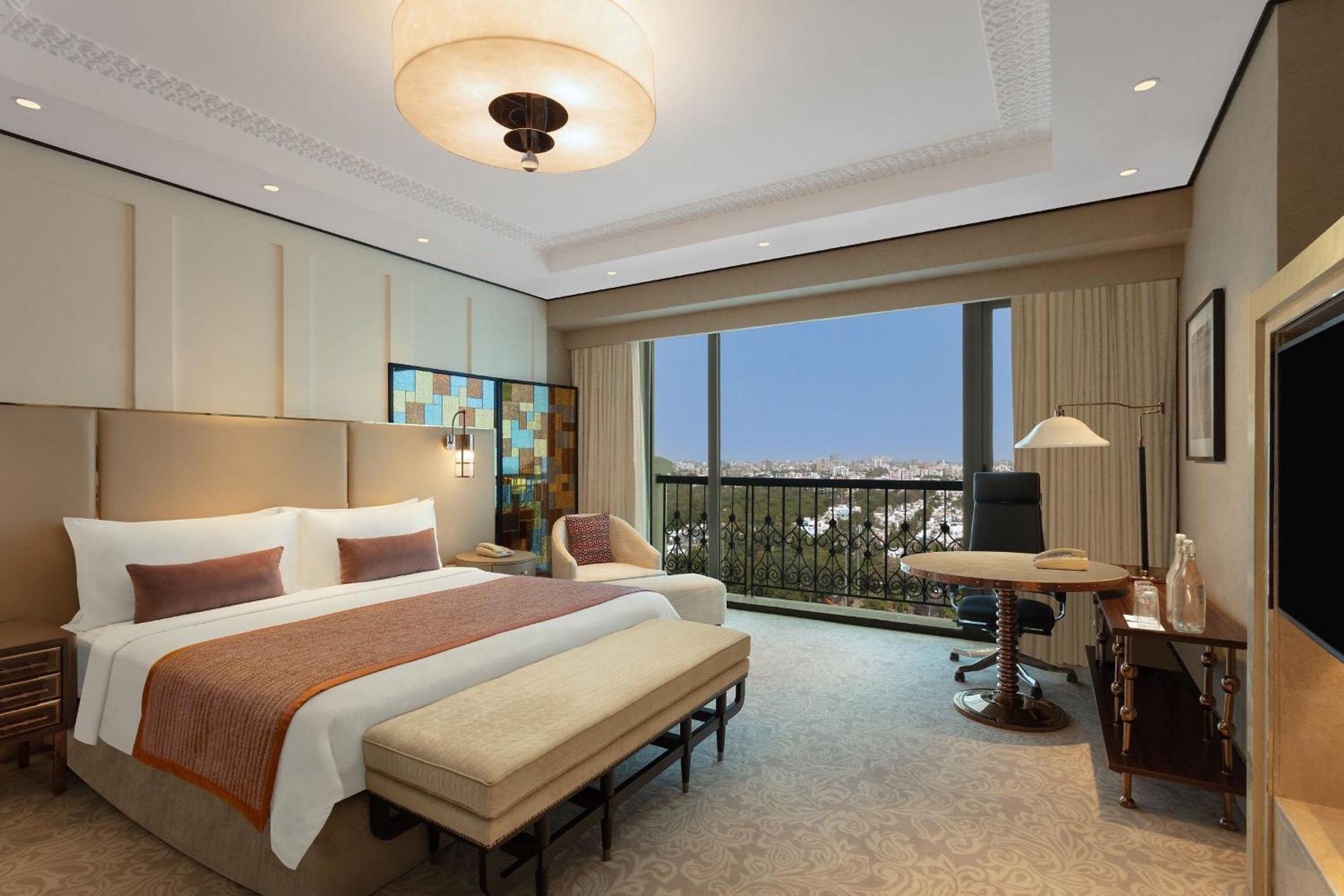 Tower King Room with City View - Club Level