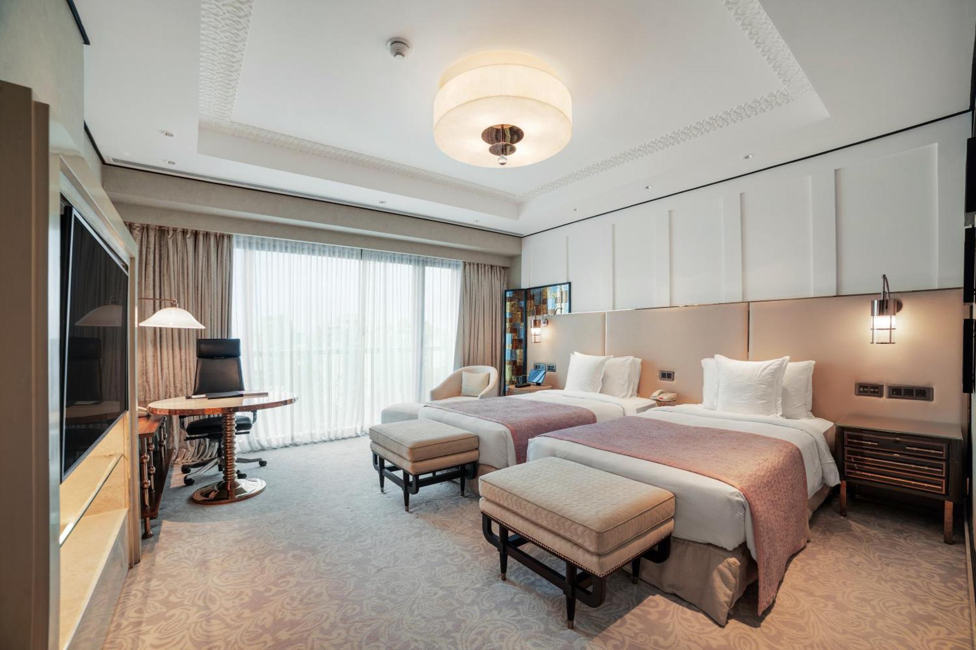 Executive Club Twin Room City View