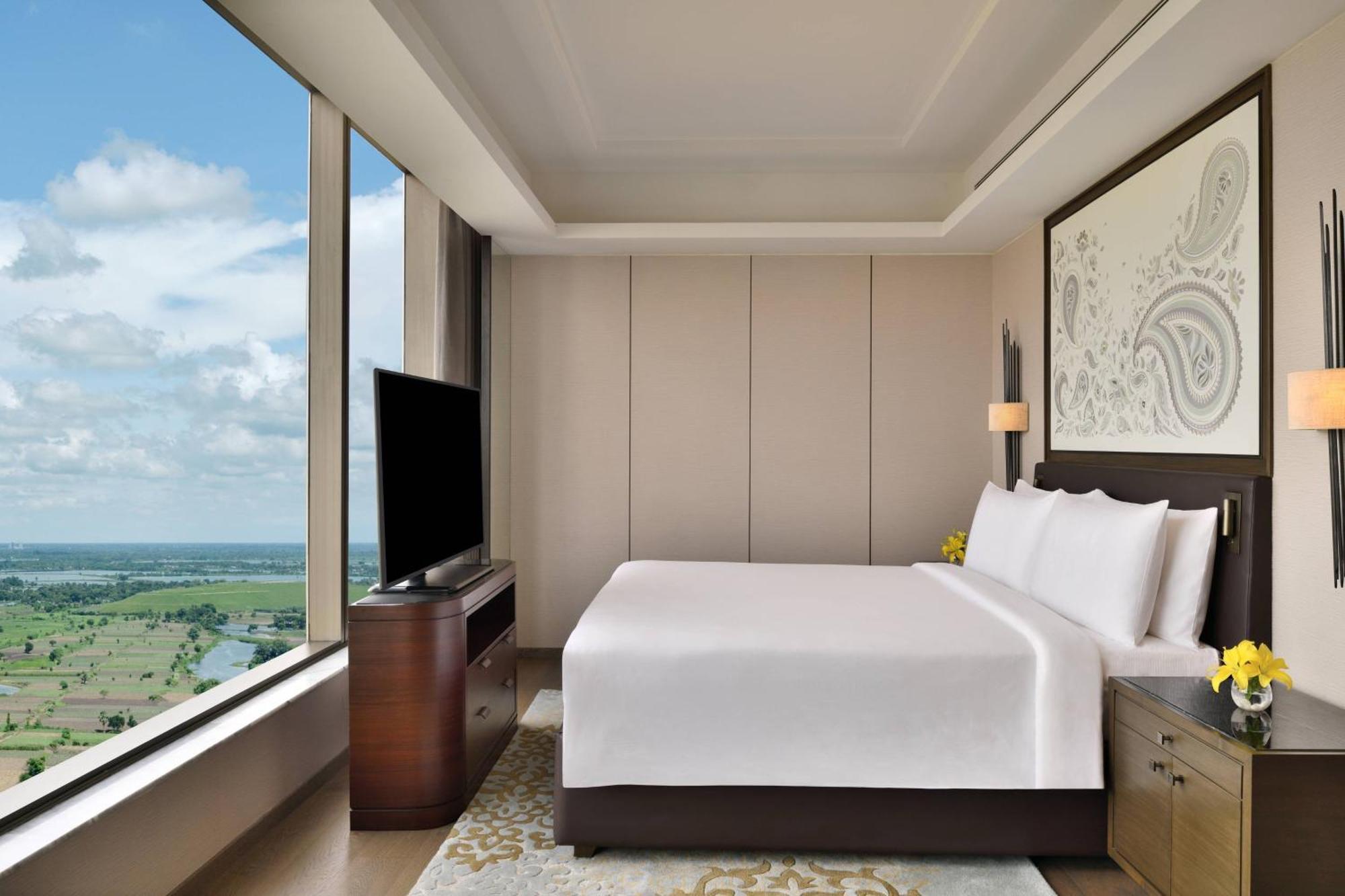 Executive Suite Executive Lounge Access & Two way Airport Transfer