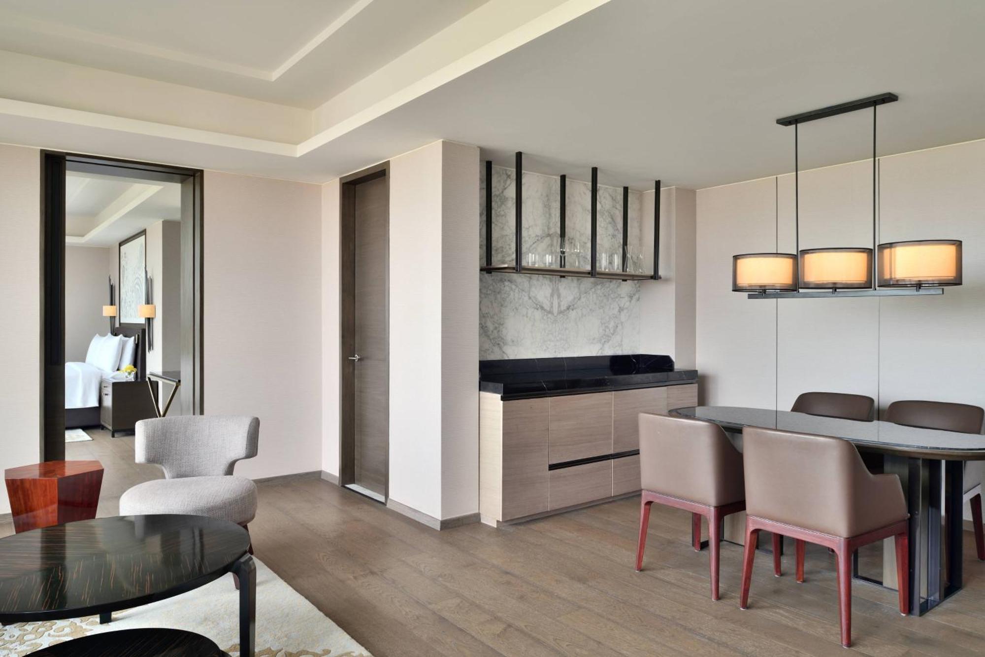 Executive Suite Executive Lounge Access & Two way Airport Transfer