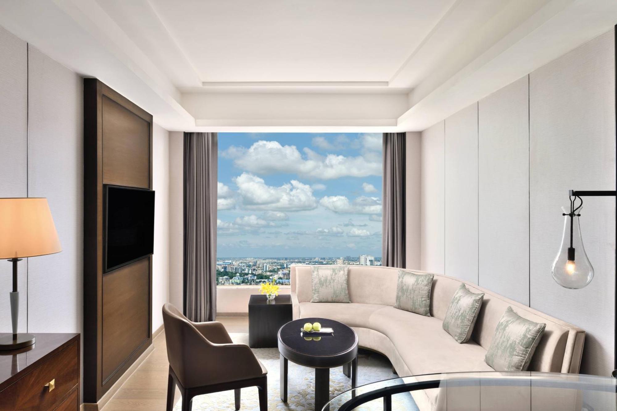 Deluxe Suite Executive Lounge Access & Two way Airport Transfer