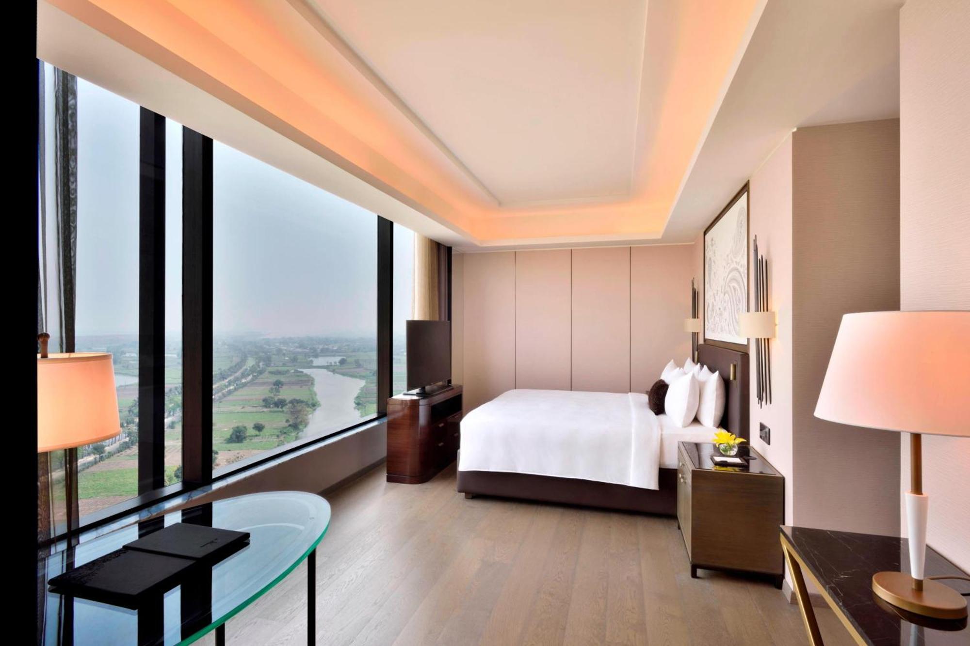 Executive Suite Executive Lounge Access & Two way Airport Transfer