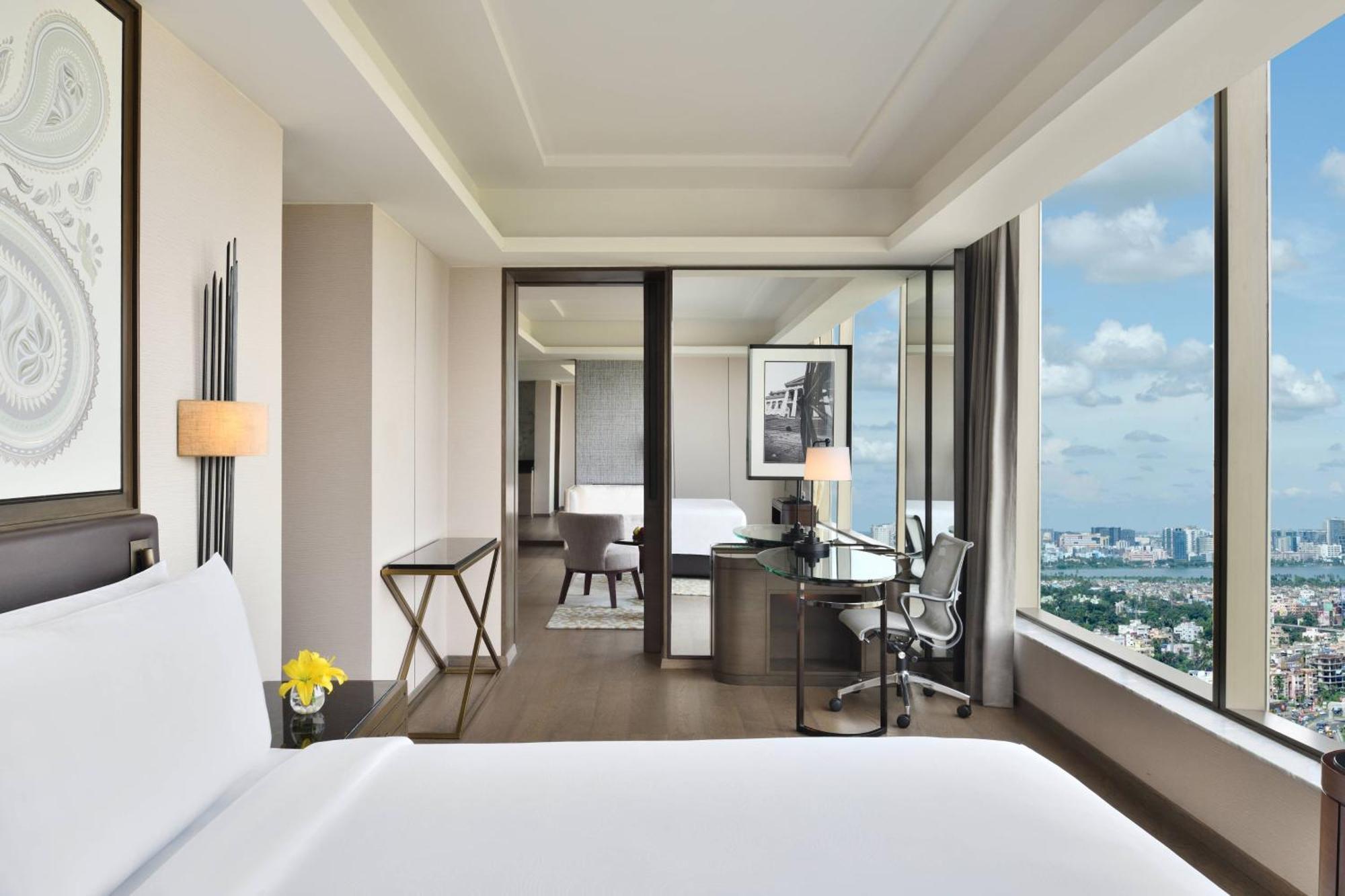Executive Suite Executive Lounge Access & Two way Airport Transfer