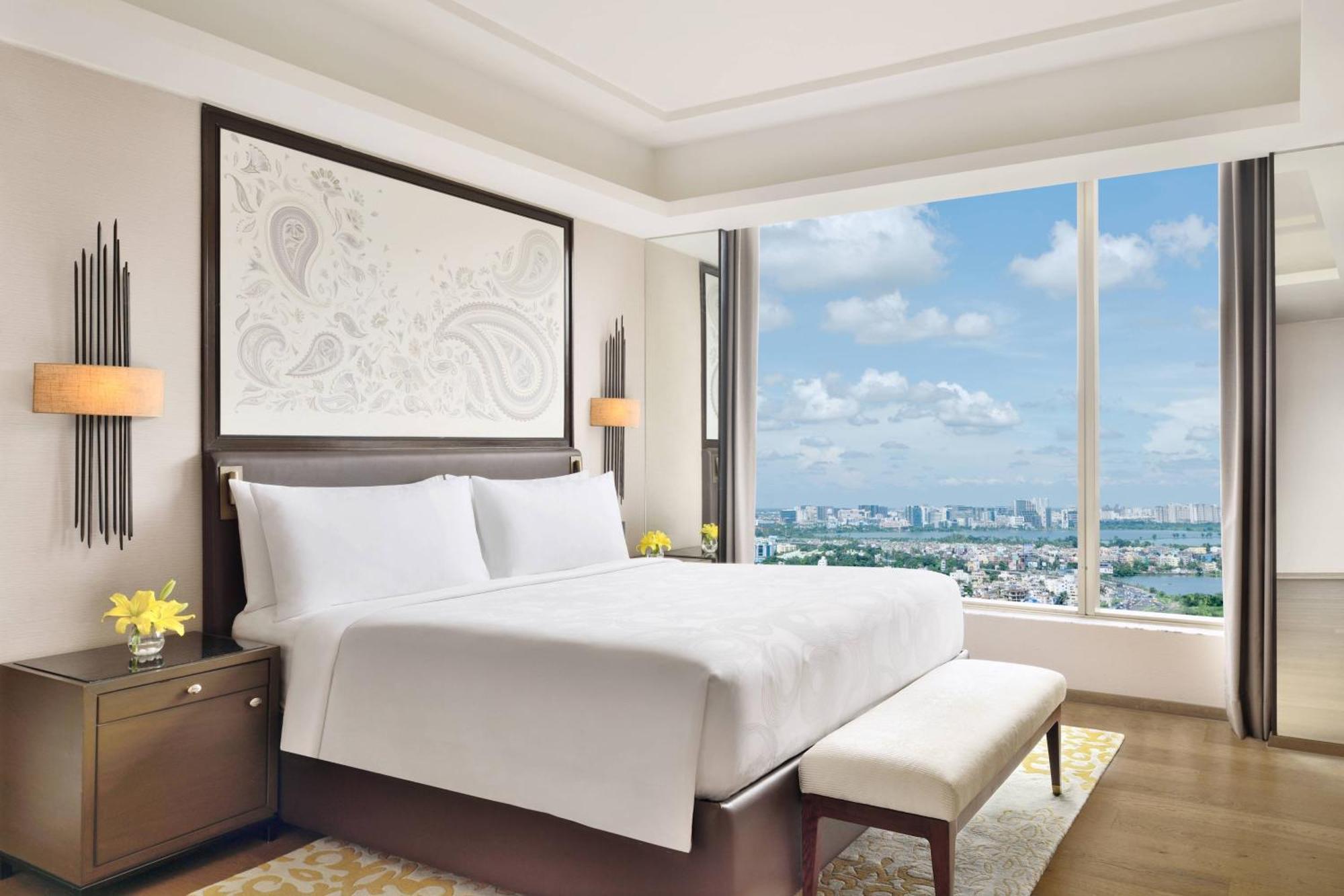 Deluxe Suite Executive Lounge Access & Two way Airport Transfer