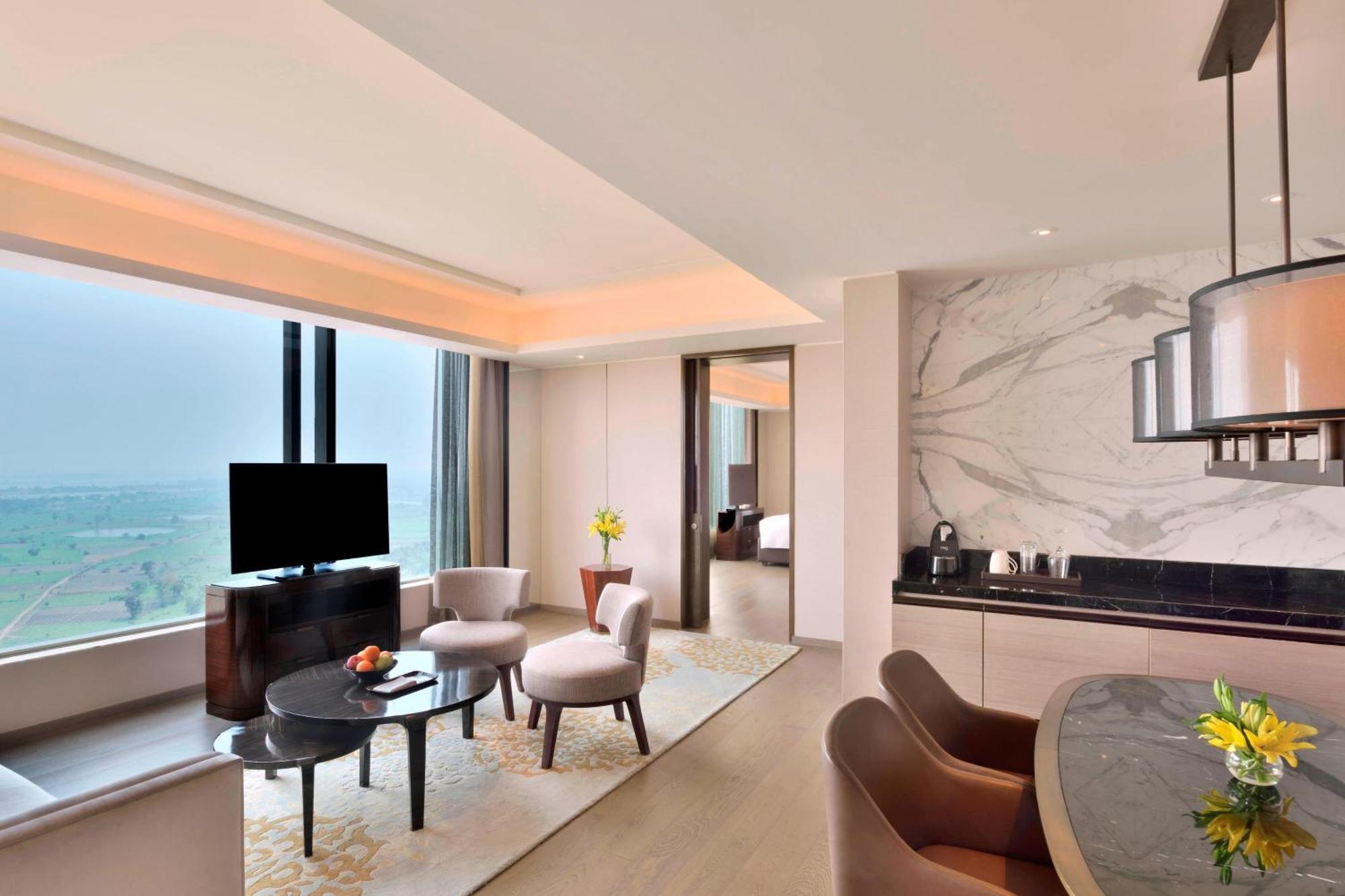 Executive Suite Executive Lounge Access & Two way Airport Transfer