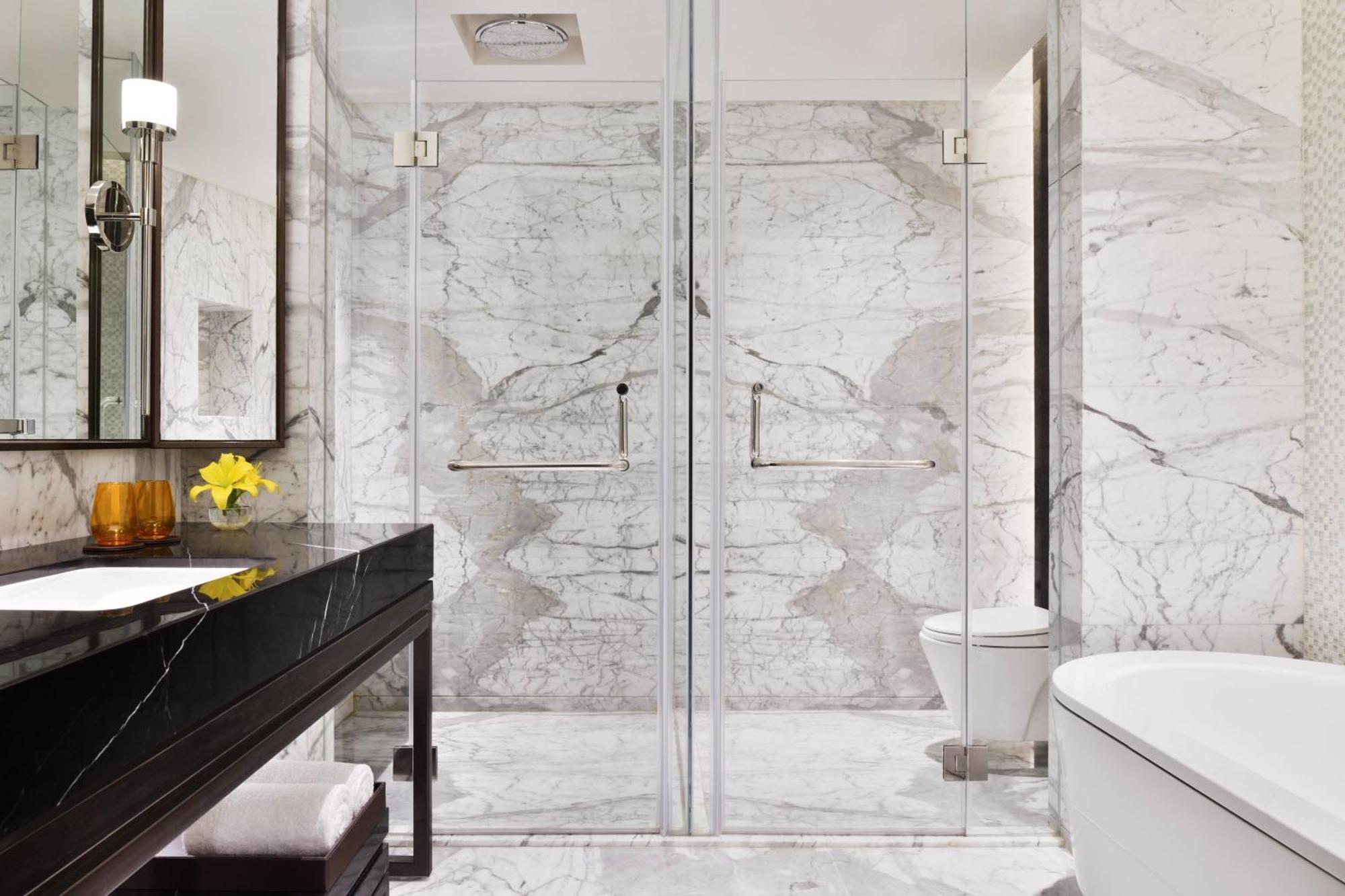 Executive Suite Executive Lounge Access & Two way Airport Transfer