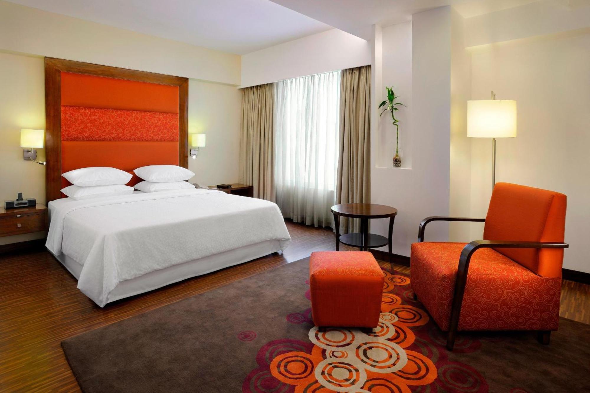 Corner Room Larger Guest room 1 King Corner room on Food & Beverages
