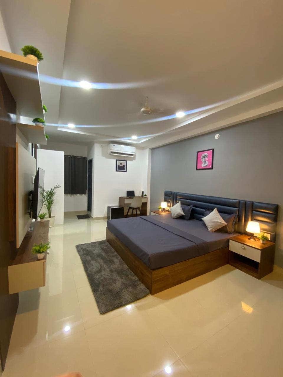 Deluxe King Room