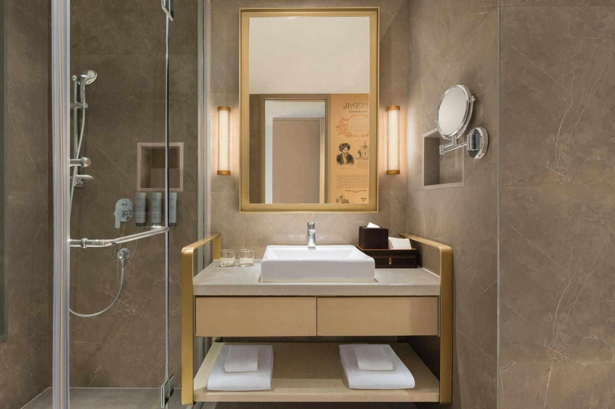 Premium Guest room 1 King Executive Lounge Access 2 pieces laundry per