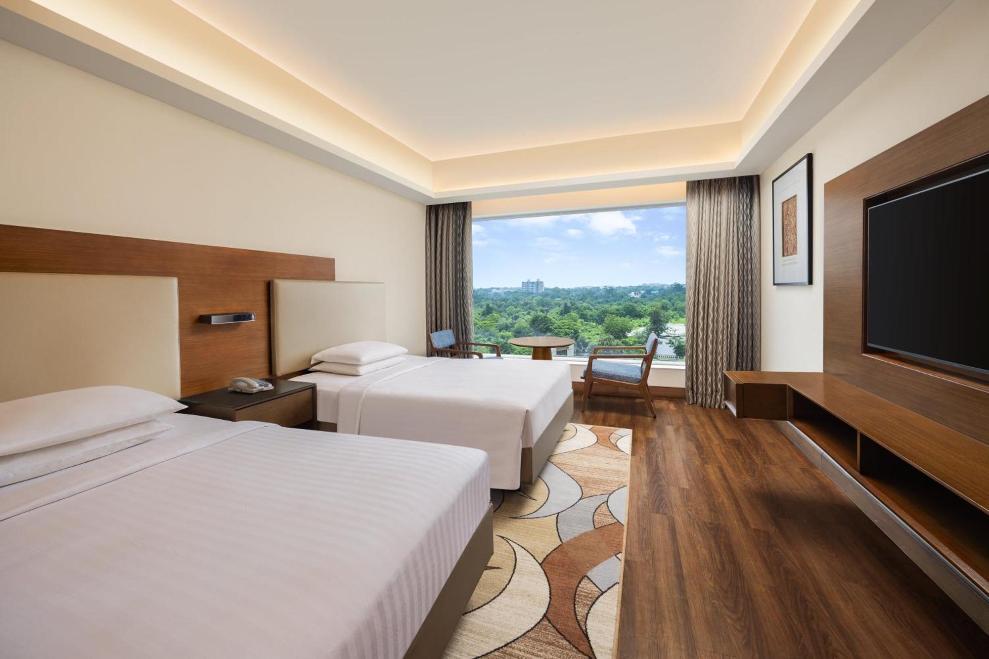 Guest room 2 Twin Beds Courtyard view
