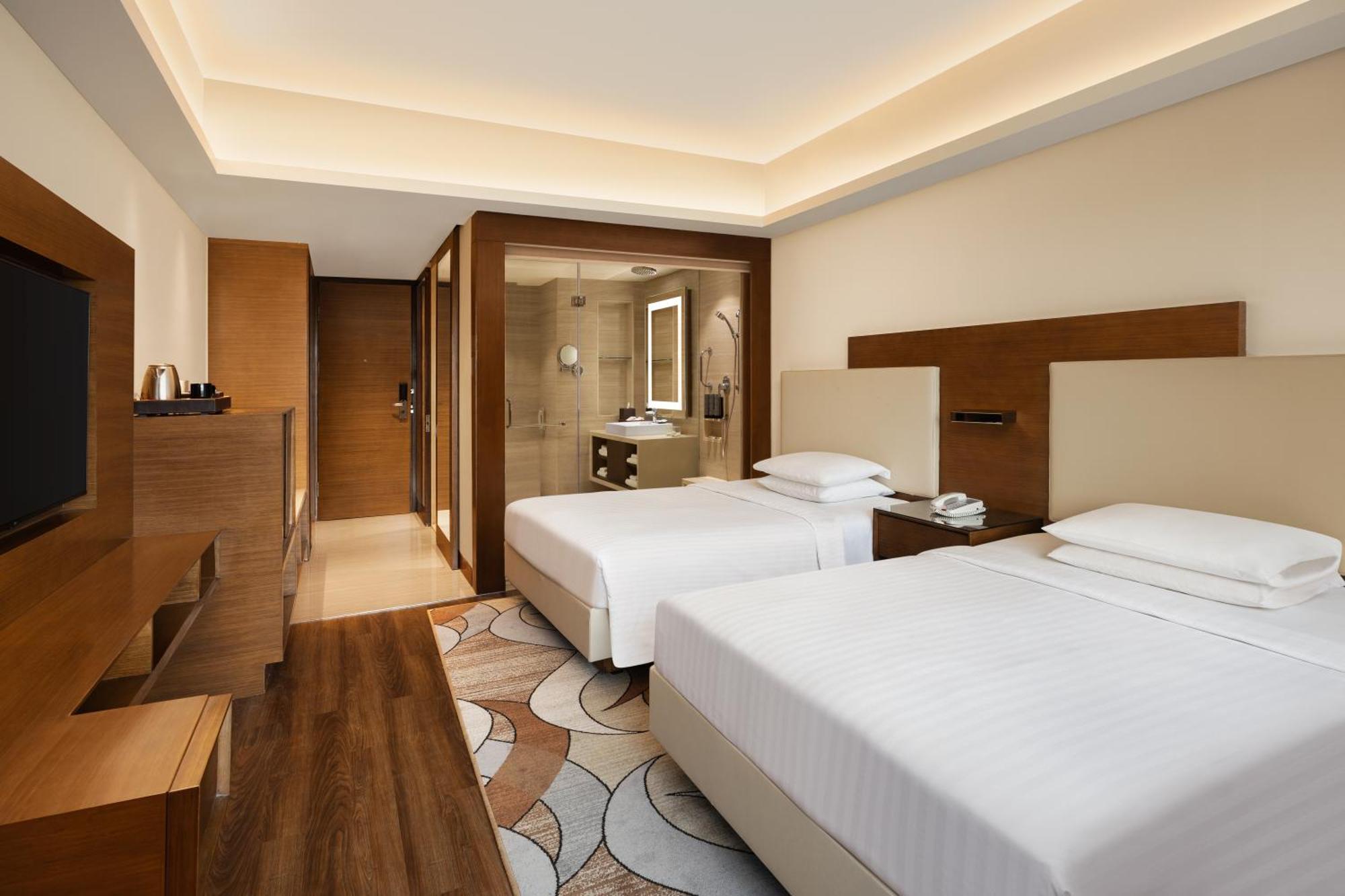 Guest room 2 Twin Beds Courtyard view