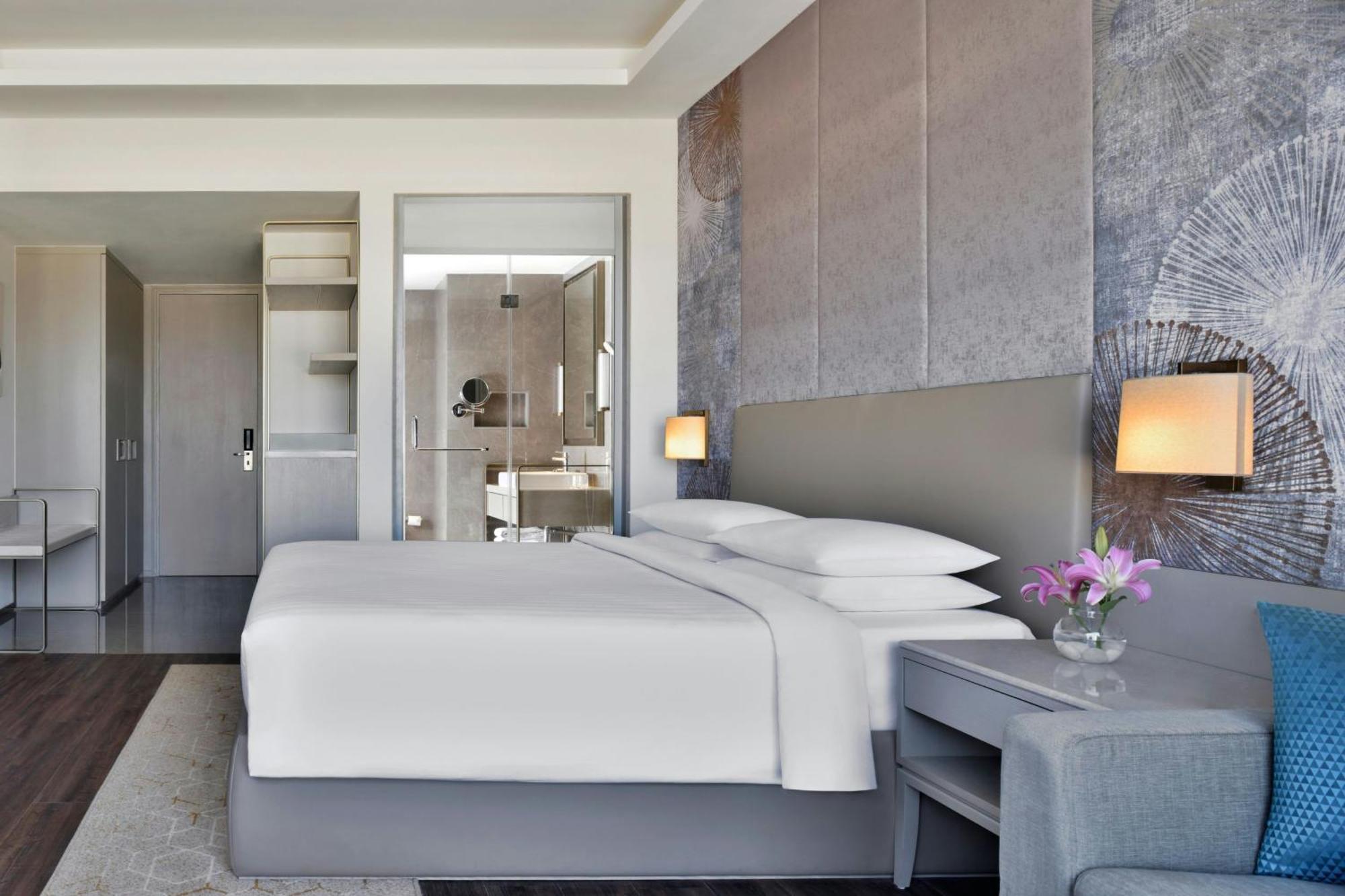 Premium Guest room 1 King Executive Lounge Access 2 pieces laundry per