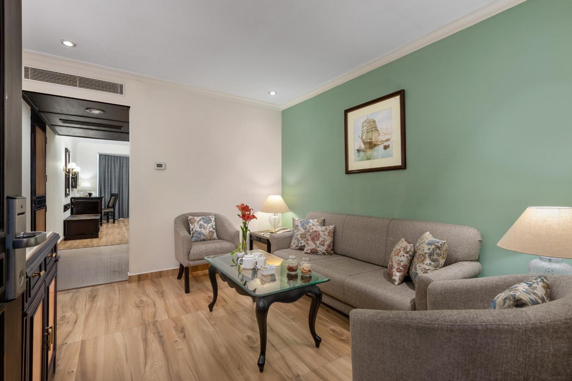 Executive Suite 1 Bedroom Sea View King Bed