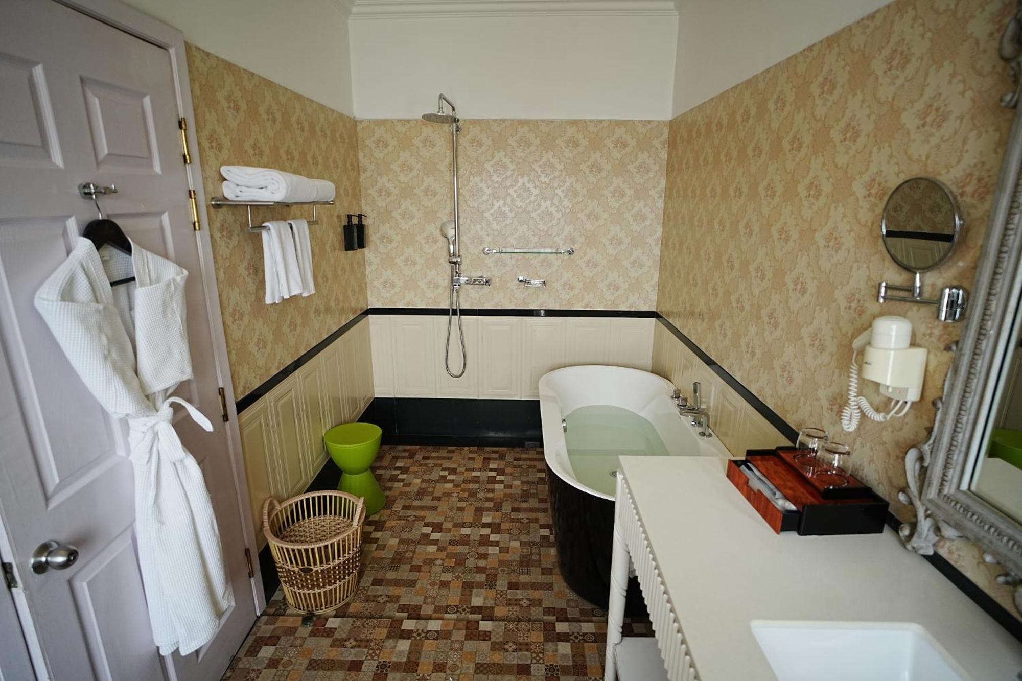 Deluxe King Suite on Foods & Soft Beverages* | Discounts on Laundry Services* | INR 500 spa credit during your on selective Massage services TnC Apply* | Minibar 2 cans of soft Beverages Once on Arrival