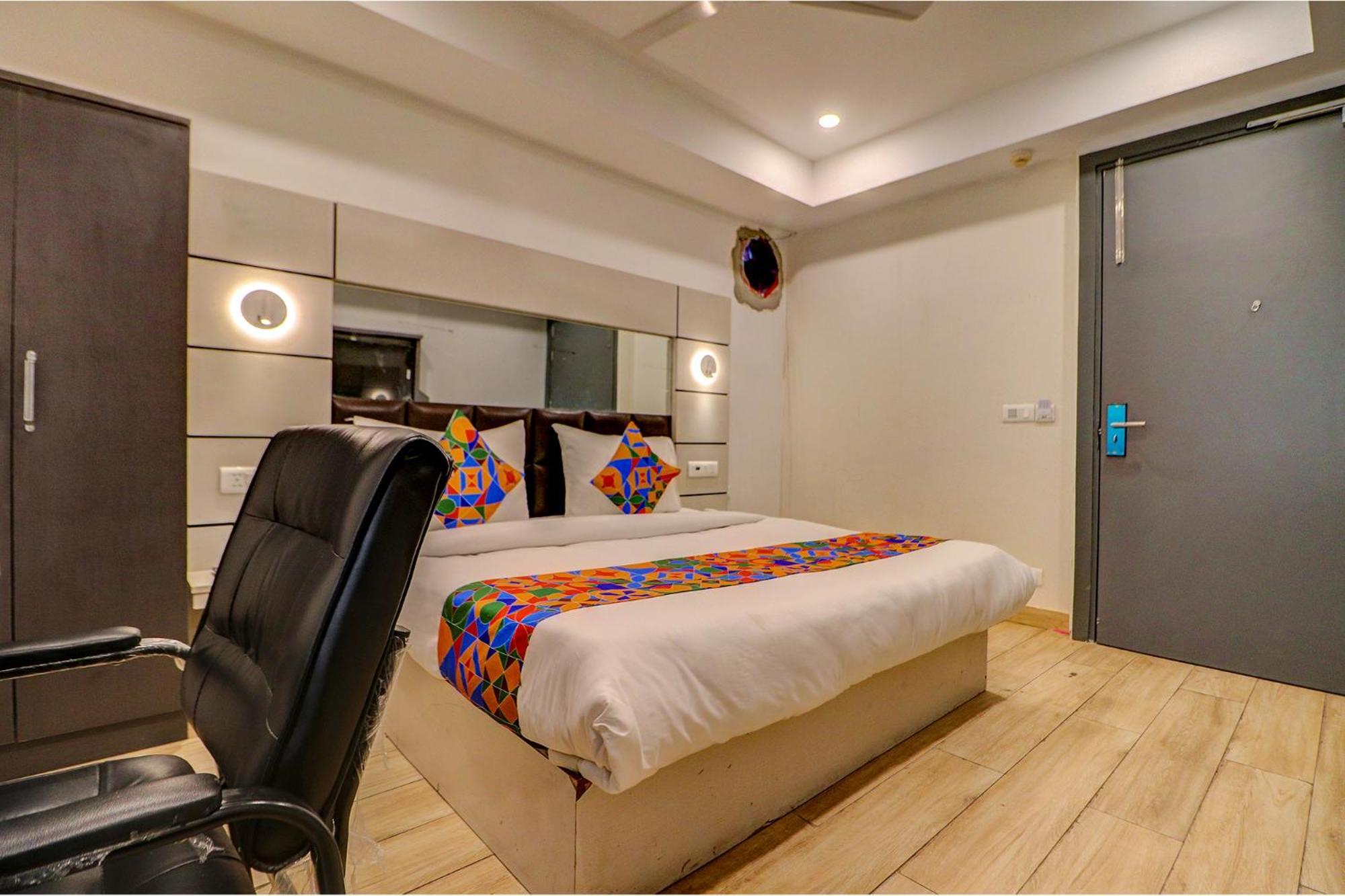 Deluxe Room,1679676097:JPEG
