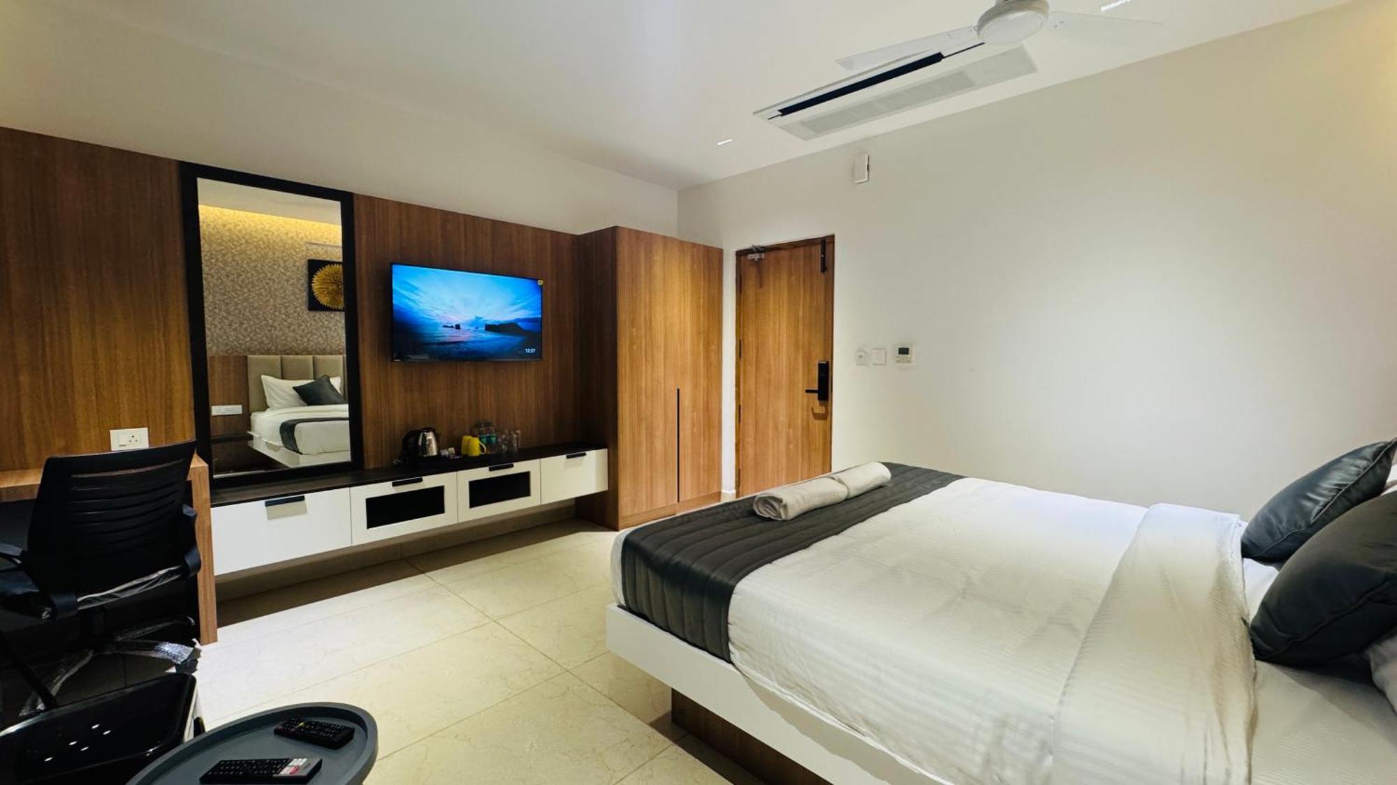 Deluxe Double Room (2 Adults + 1 Child)