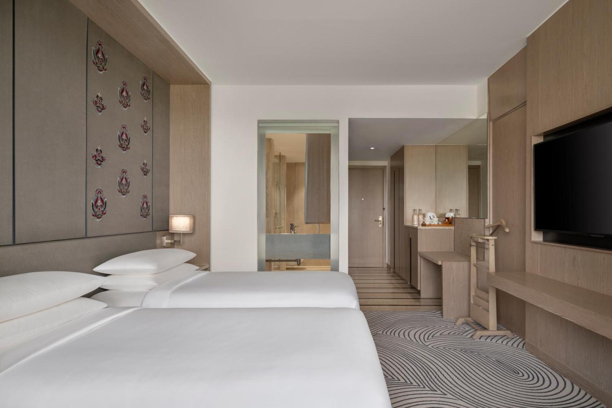 Deluxe Queen Room City View Pool Access
