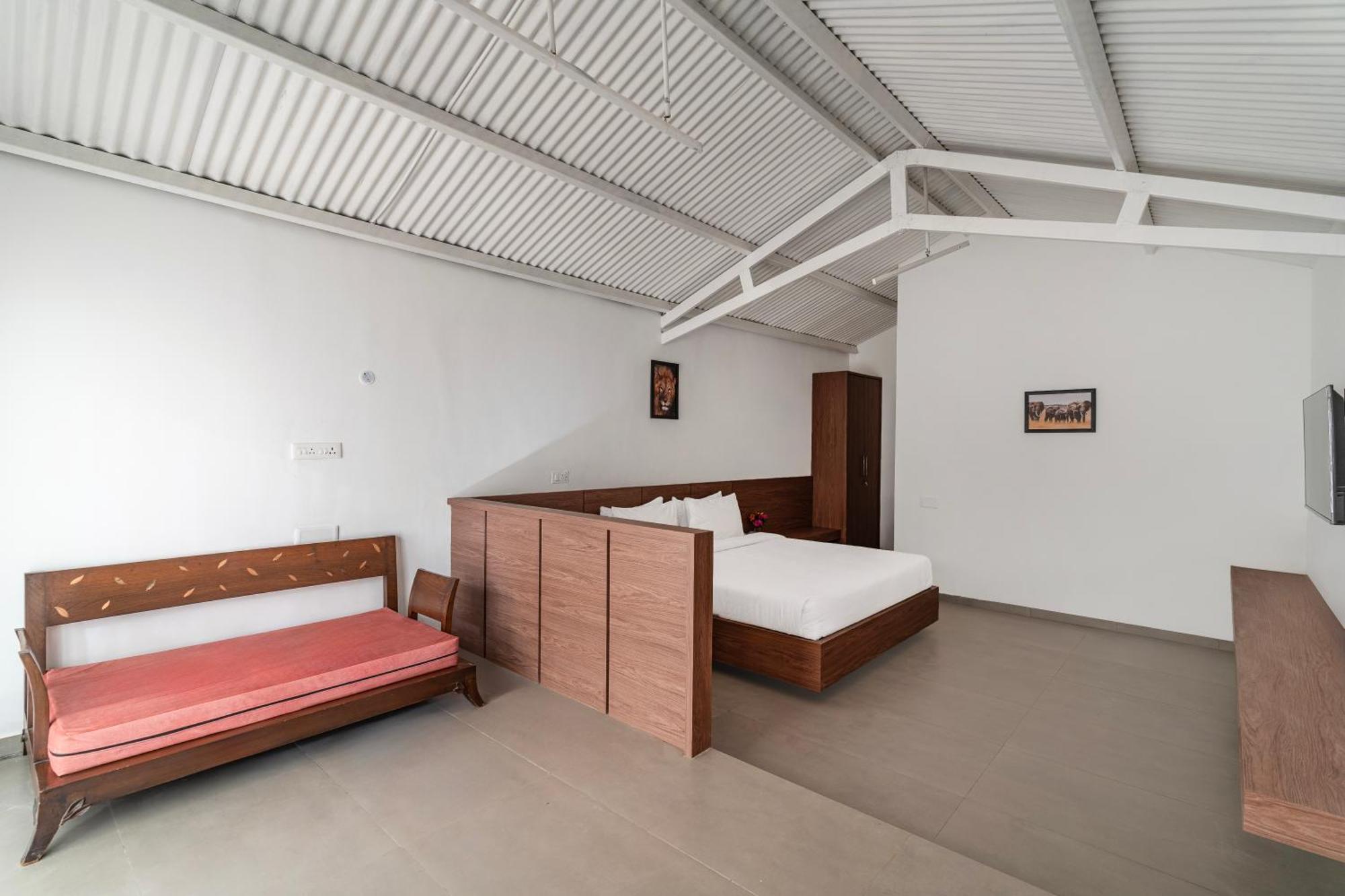 Deluxe Double or Twin Room with Mountain View