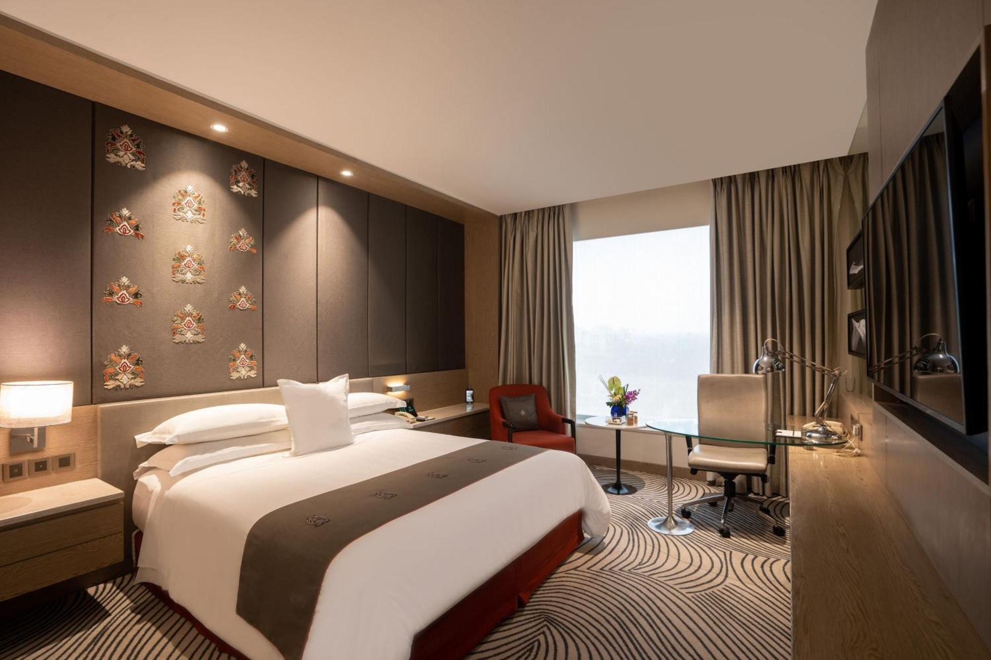 Deluxe Queen Room City View Pool Access