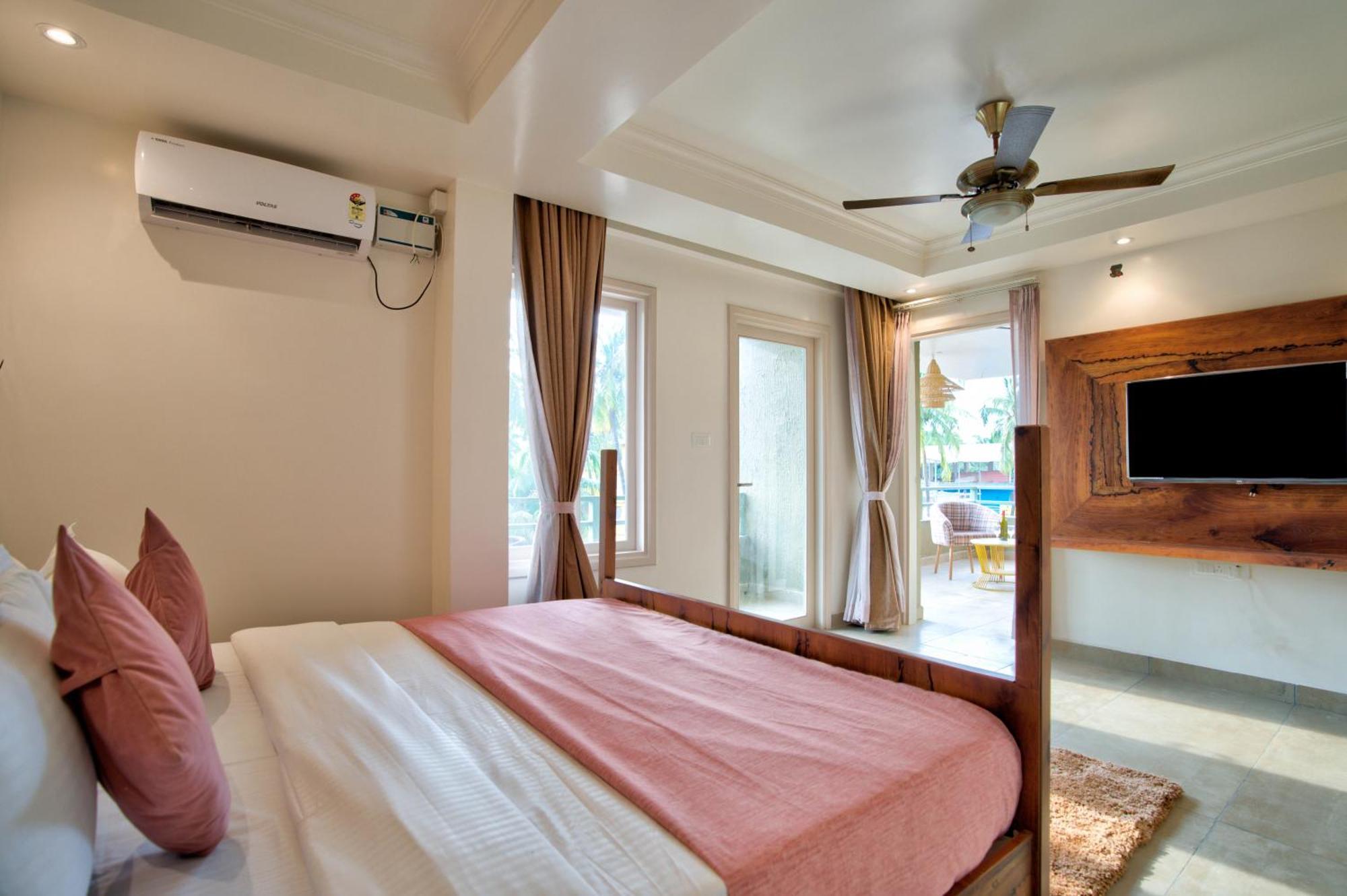 Deluxe Double Room with Balcony and Bathtub