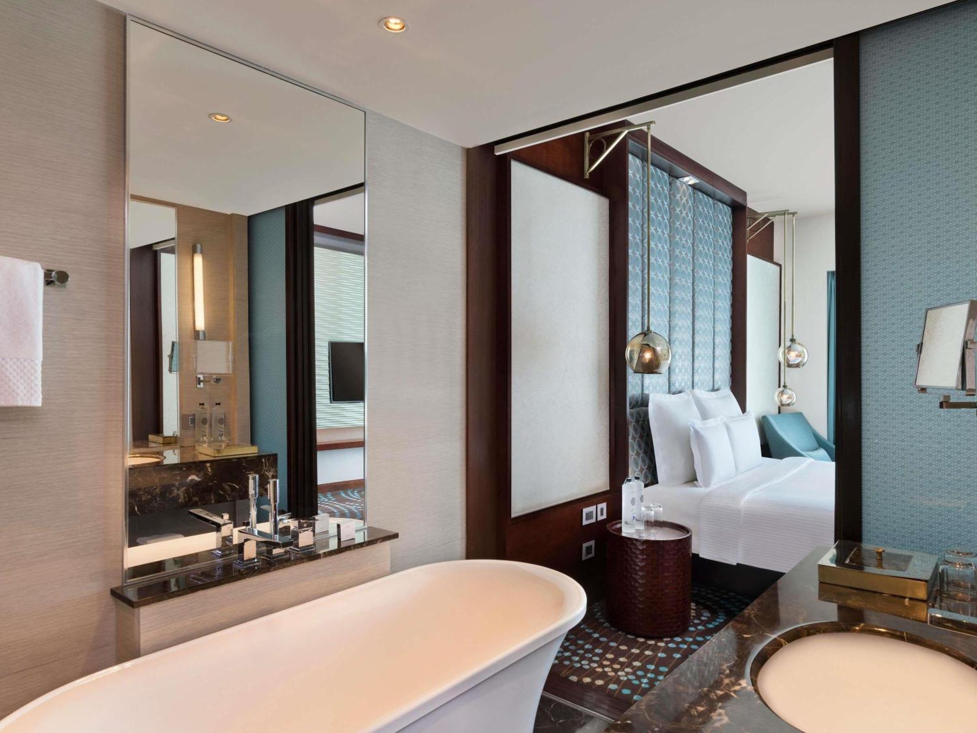 Superior King Room Bathtub