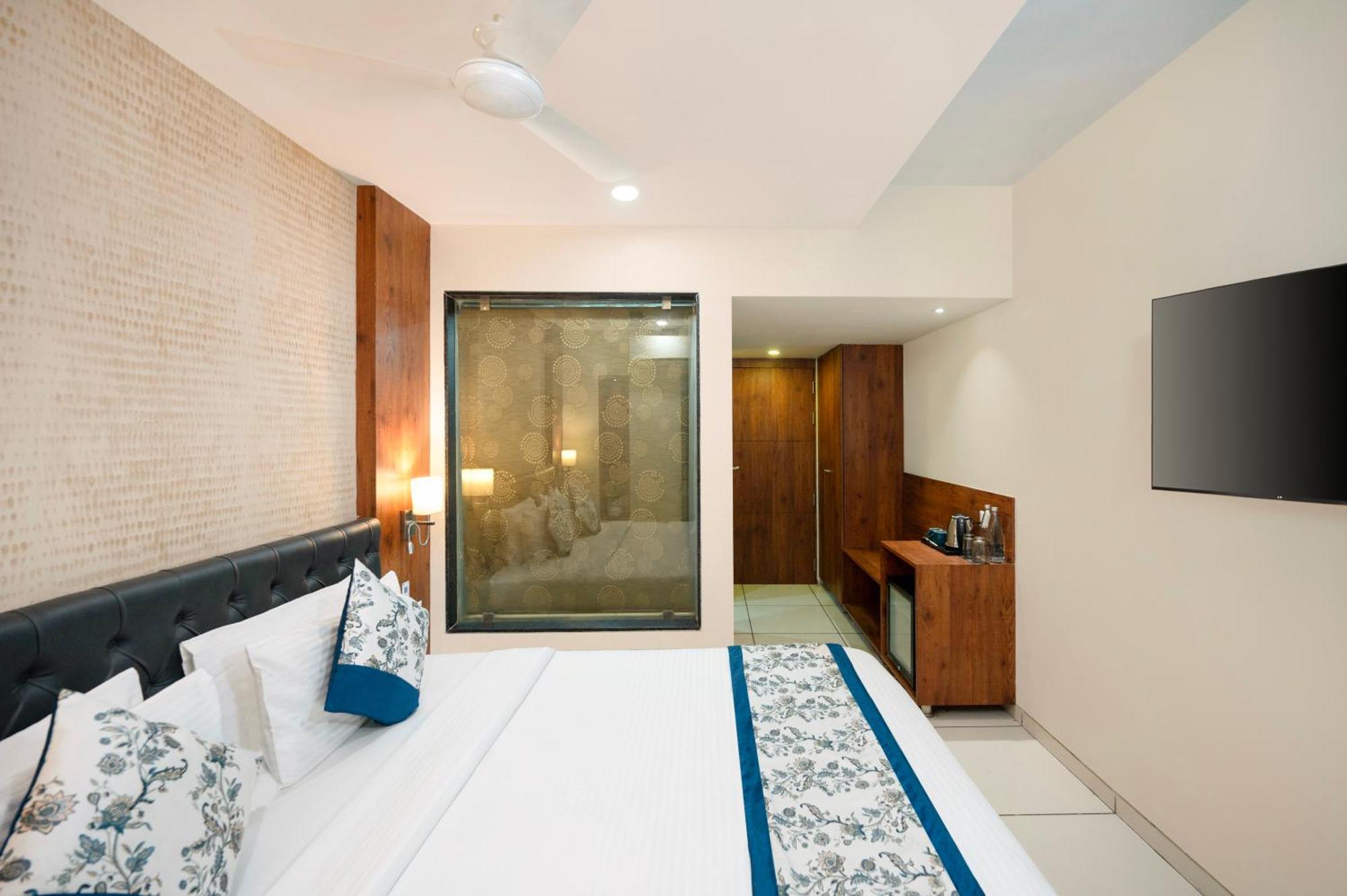Deluxe Room,1743037051:JPEG