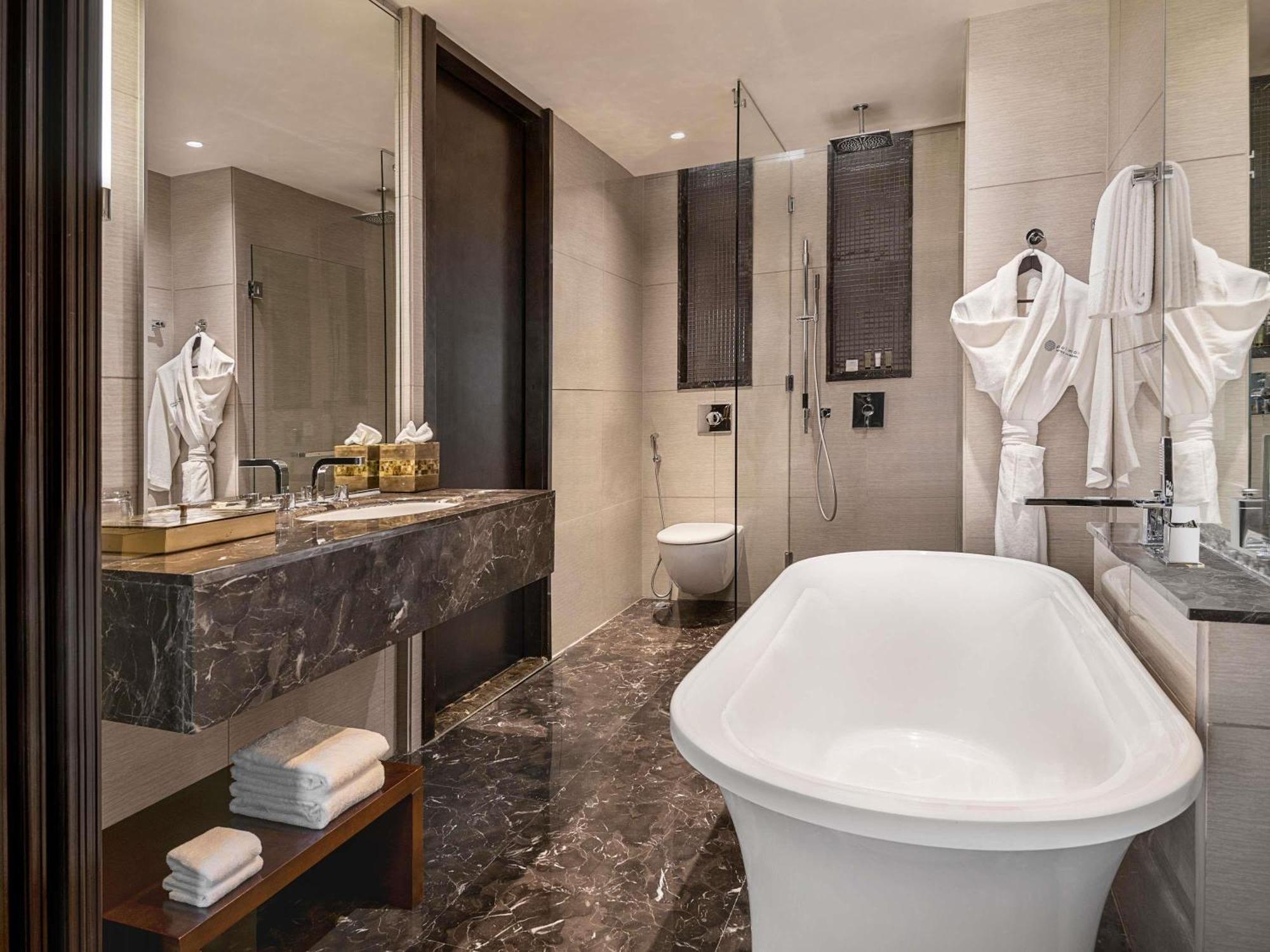 Deluxe Twin Room Bathtub