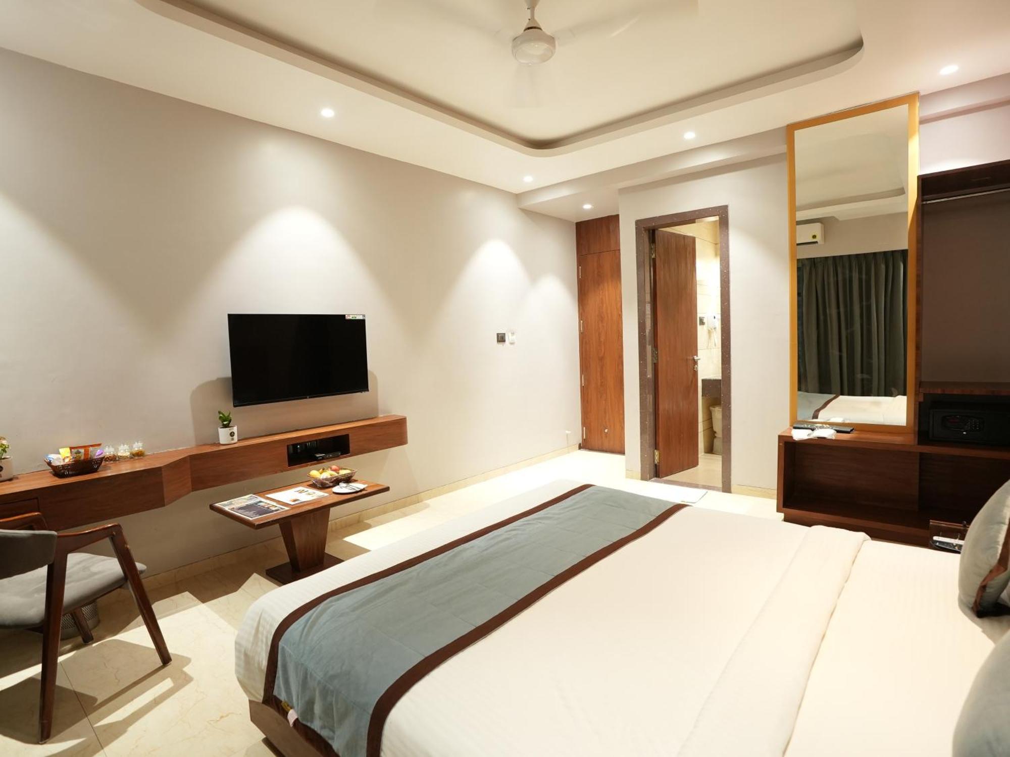 Deluxe Double Room - 2 to 5 mins walk to Sai Baba Temple