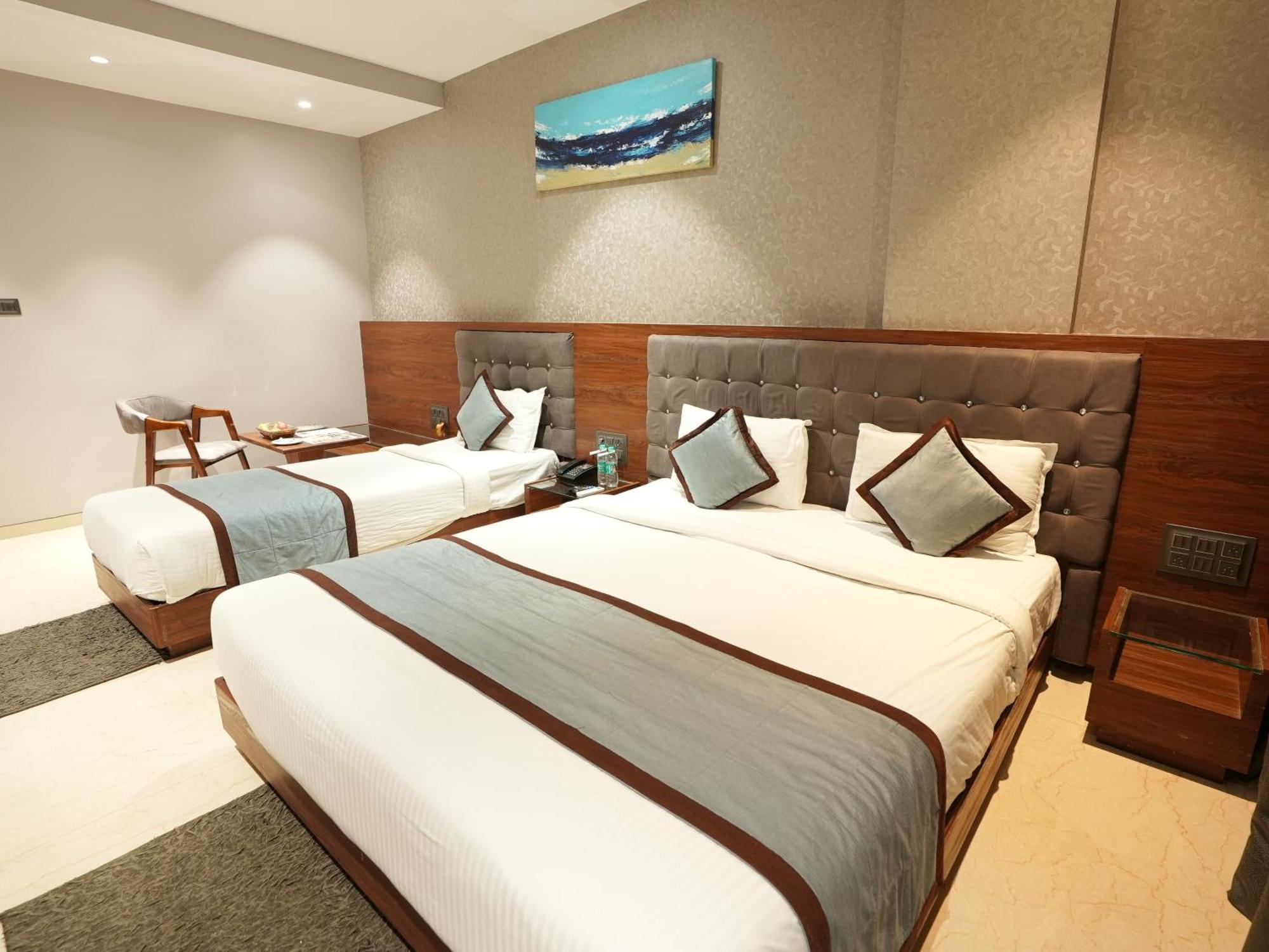 Deluxe Triple Room - 2 to 5 mins walk to Sai Baba Temple