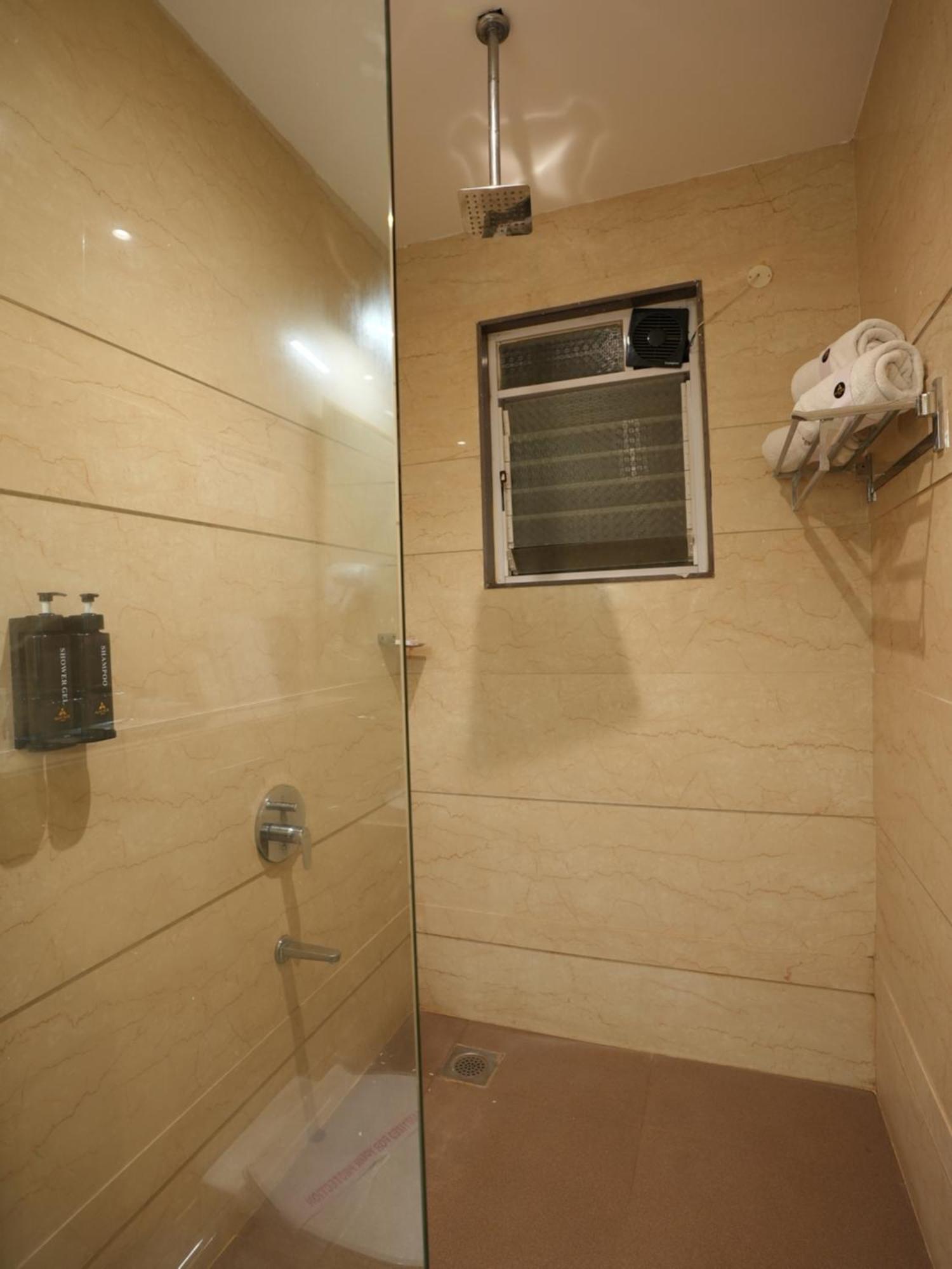 Deluxe Quadruple Room  - 2 to 5 mins walk to Sai Baba Temple
